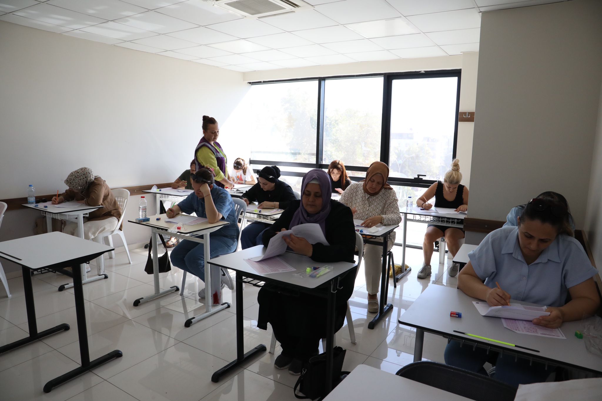İzmit Belediyesinin liyakat temelli öğretmen alımı sınavına yoğun katılım (14)