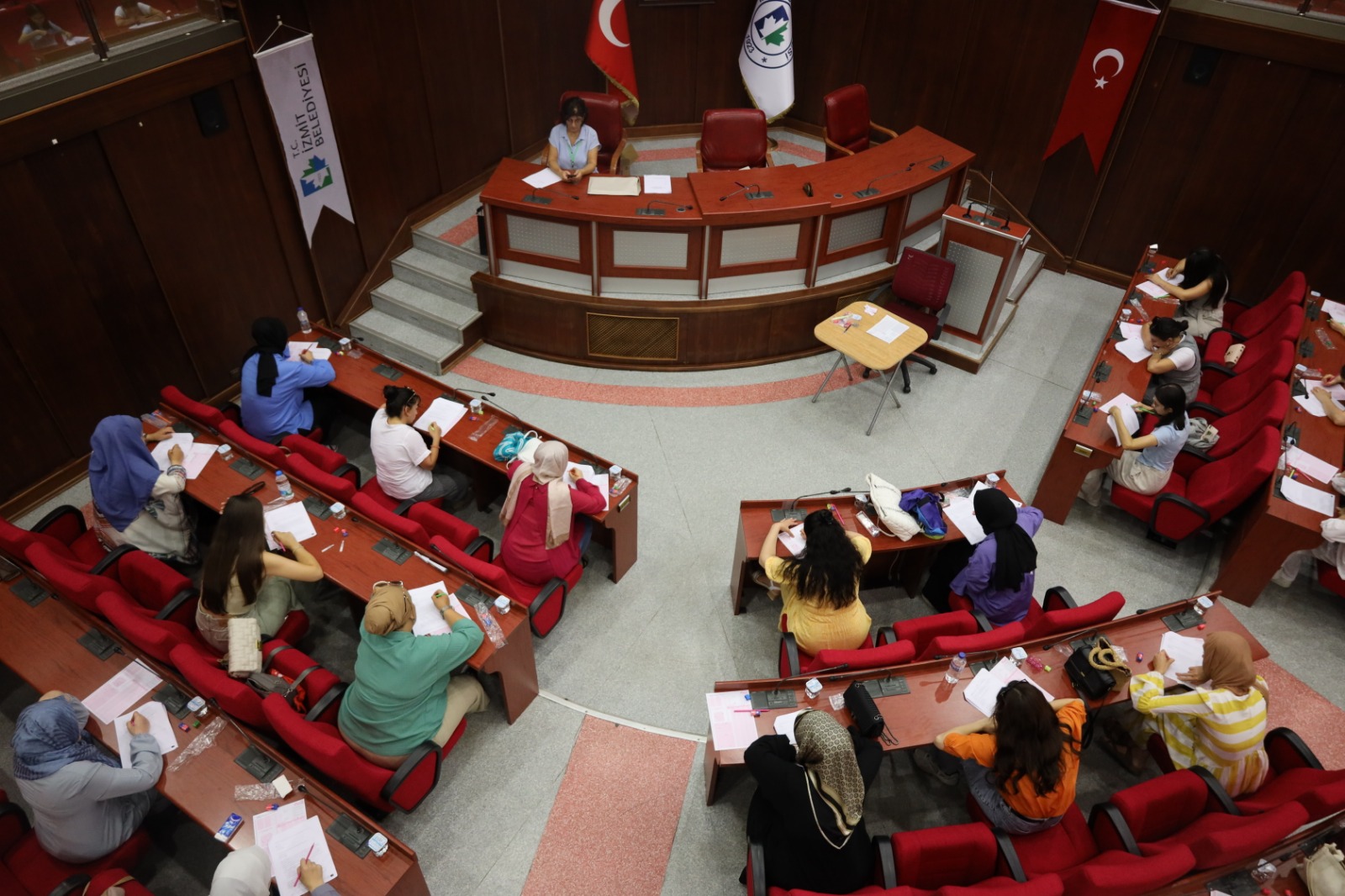 İzmit Belediyesinin liyakat temelli öğretmen alımı sınavına yoğun katılım (3)