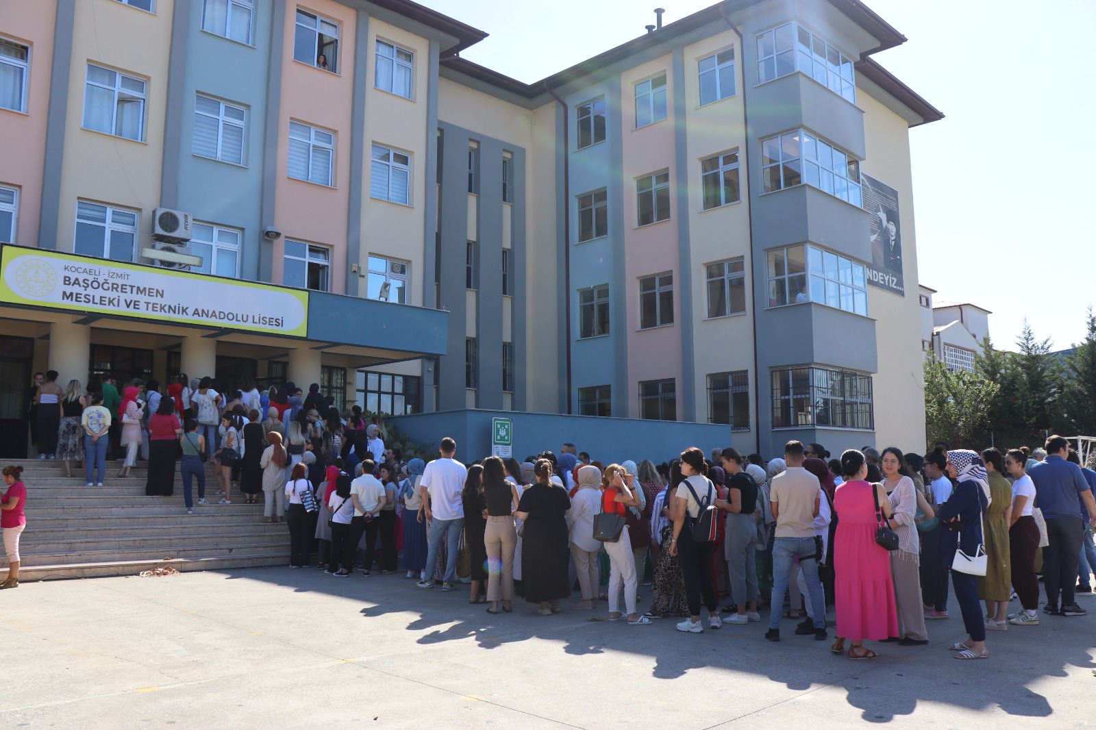 İzmit Belediyesinin liyakat temelli öğretmen alımı sınavına yoğun katılım (4)
