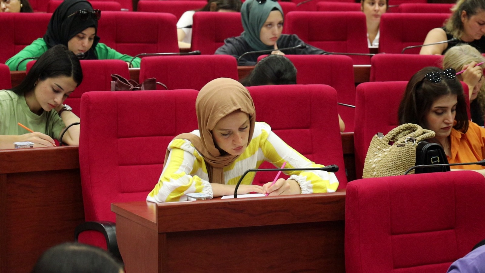 İzmit Belediyesinin liyakat temelli öğretmen alımı sınavına yoğun katılım (5)