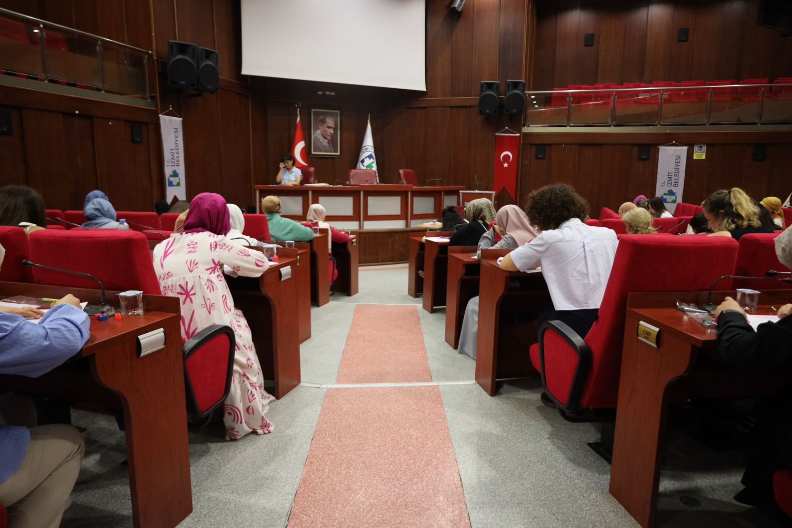 İzmit Belediyesinin liyakat temelli öğretmen alımı sınavına yoğun katılım (6)
