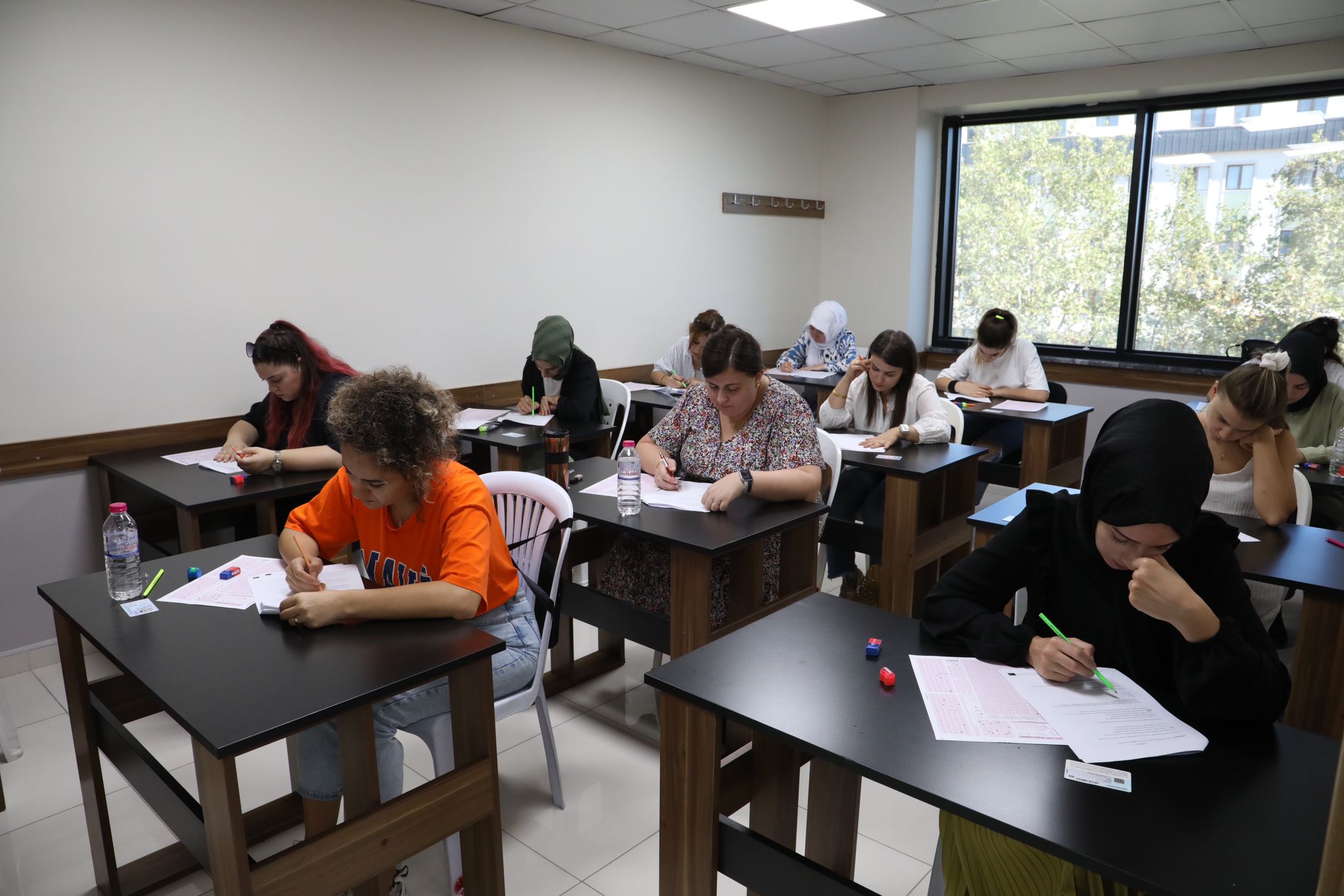 İzmit Belediyesinin liyakat temelli öğretmen alımı sınavına yoğun katılım (8)