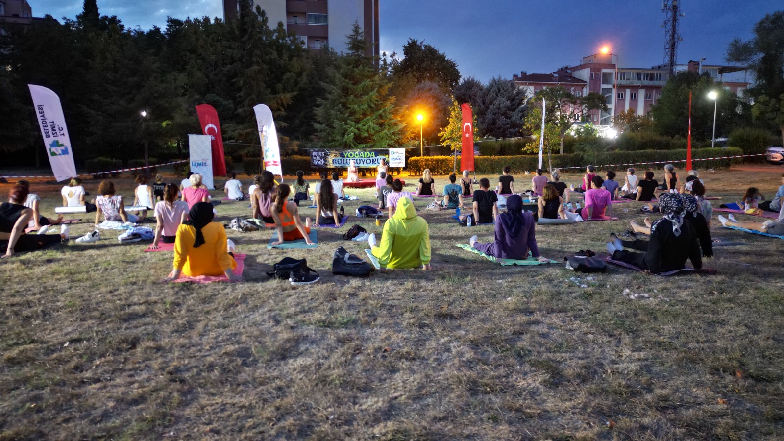 İzmit bu etkinliğini sevdi ‘Nefes Al İzmit’ Yoga etkinliğine büyük ilgi (12)