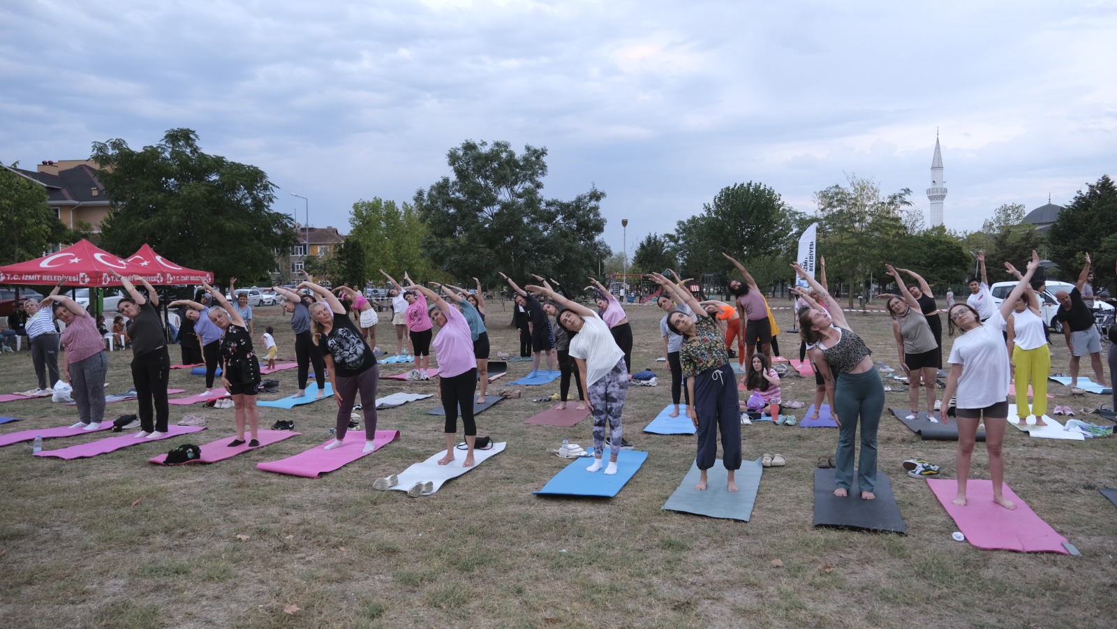İzmit bu etkinliğini sevdi ‘Nefes Al İzmit’ Yoga etkinliğine büyük ilgi (13)