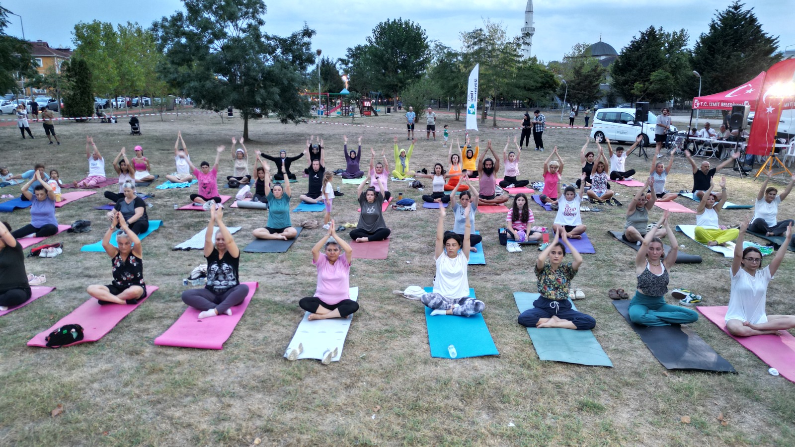 İzmit bu etkinliğini sevdi ‘Nefes Al İzmit’ Yoga etkinliğine büyük ilgi (5)
