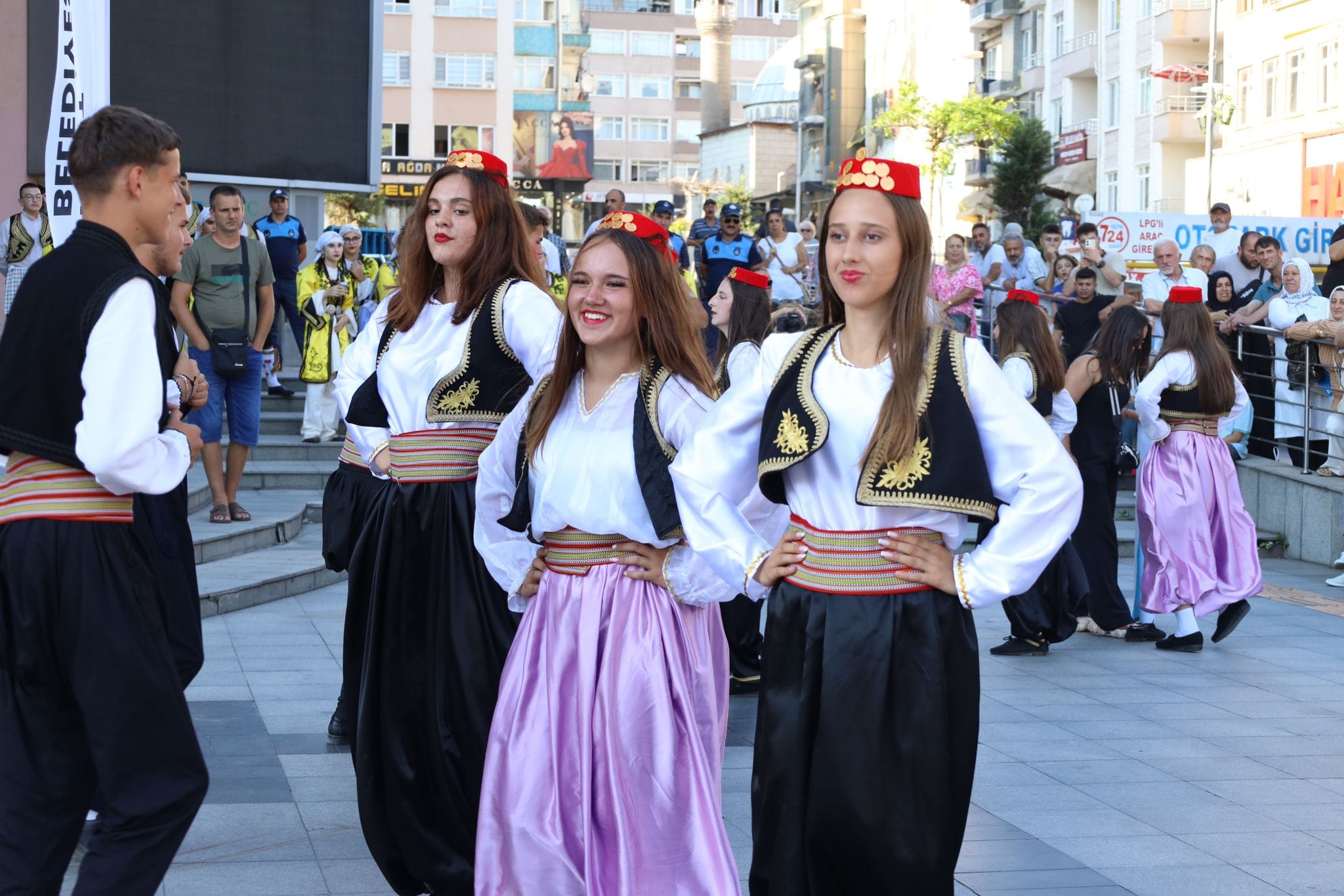 İzmit’te üç ülkenin halk danslarıyla unutulmaz bir gösteri (10)