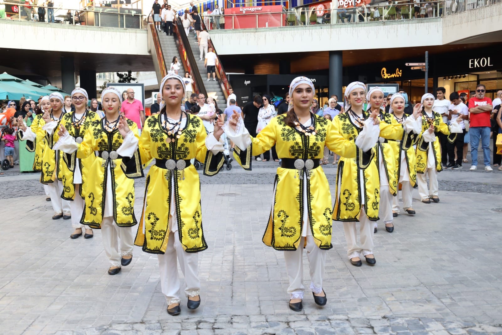 İzmit’te üç ülkenin halk danslarıyla unutulmaz bir gösteri (15)