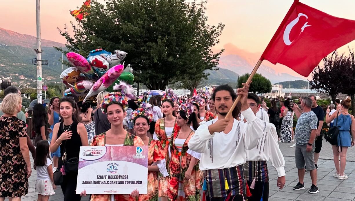 Sahne İzmit Topluluğu, Balkan Festivali’nde şehrimizi gururlandırdı (4)