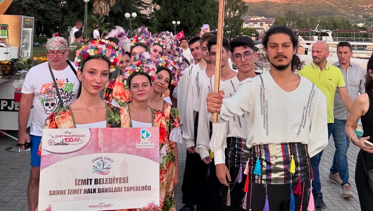 Sahne İzmit Topluluğu, Balkan Festivali’nde şehrimizi gururlandırdı (6)