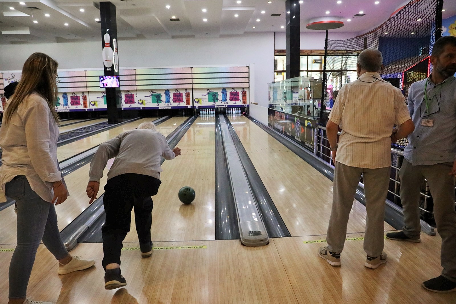 Alzheimer Yaşam Evi sakinleri bowling turnuvasında doyasıya eğlendi (10)