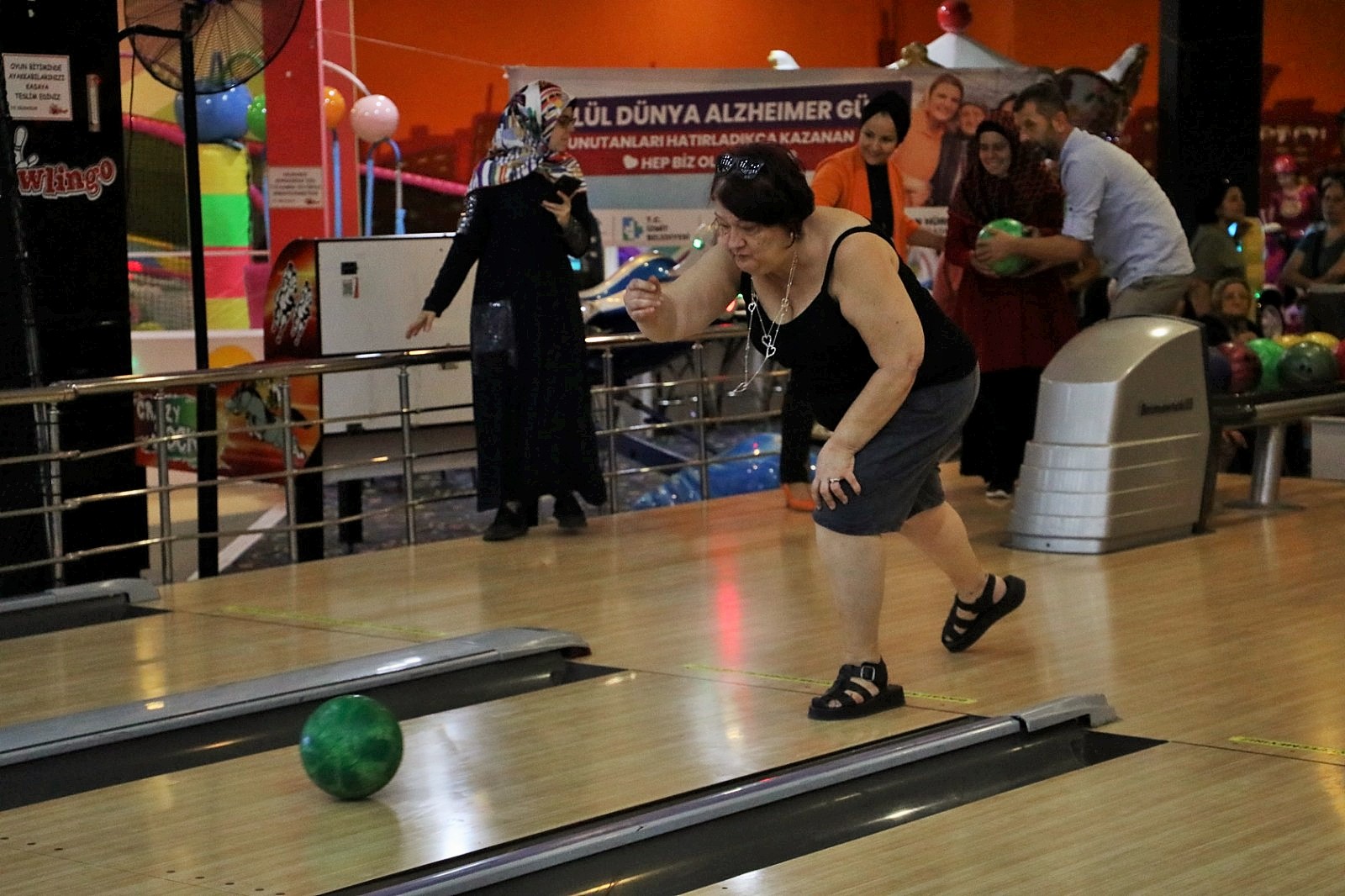 Alzheimer Yaşam Evi sakinleri bowling turnuvasında doyasıya eğlendi (13)