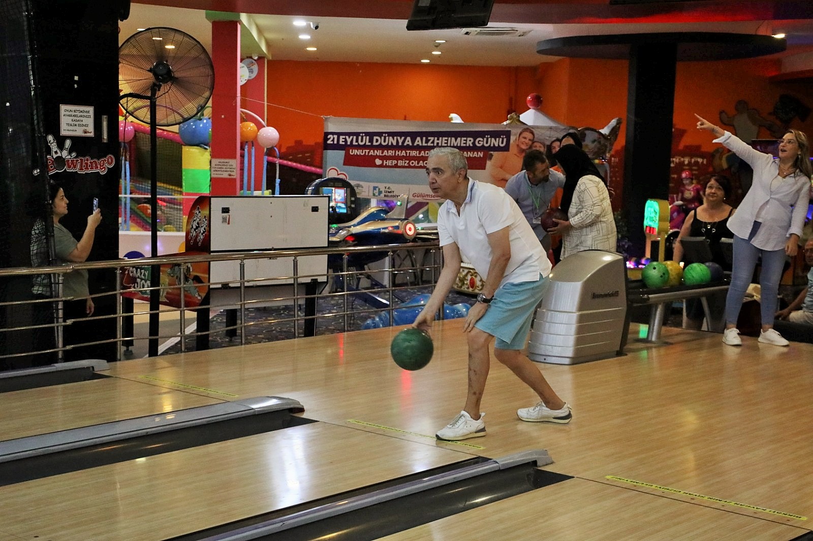 Alzheimer Yaşam Evi sakinleri bowling turnuvasında doyasıya eğlendi (3)