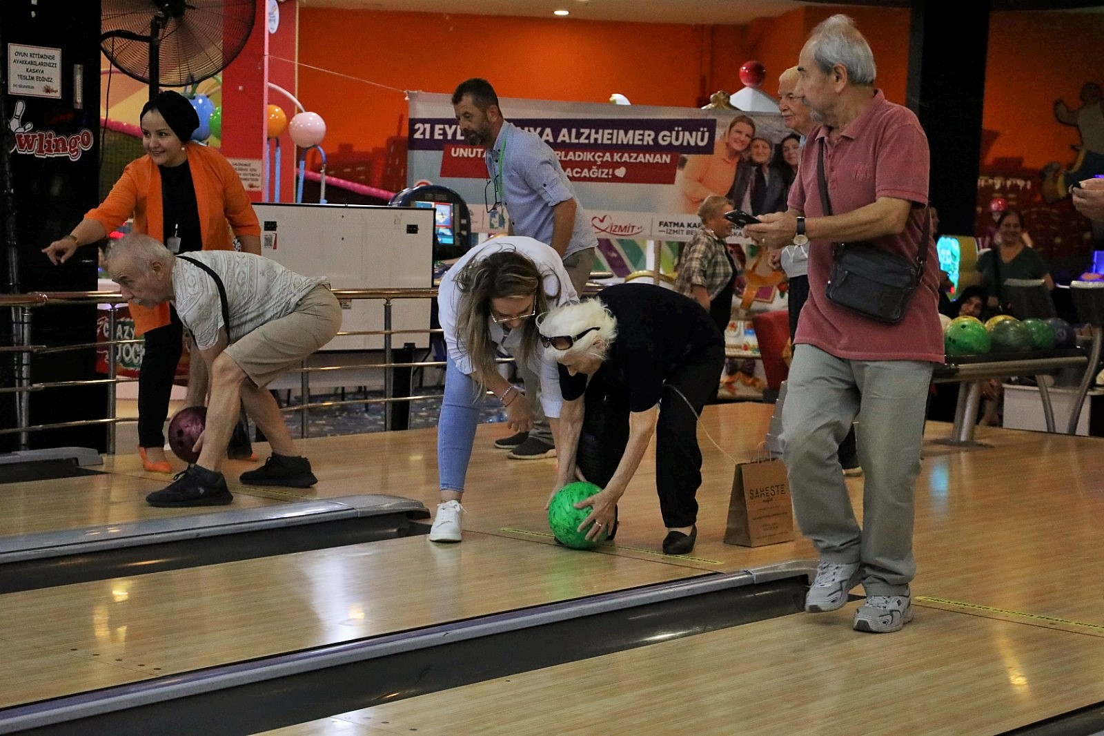 Alzheimer Yaşam Evi sakinleri bowling turnuvasında doyasıya eğlendi (4)