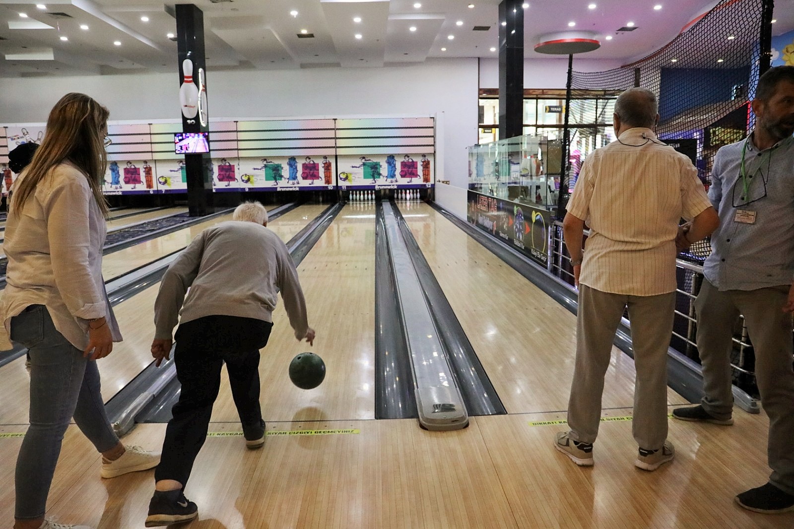 Alzheimer Yaşam Evi sakinleri bowling turnuvasında doyasıya eğlendi (7)