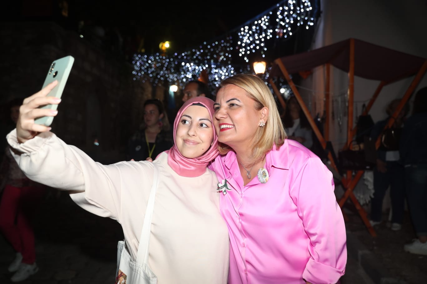 Baskan vatandaslarla hatira fotografi çektirdi
