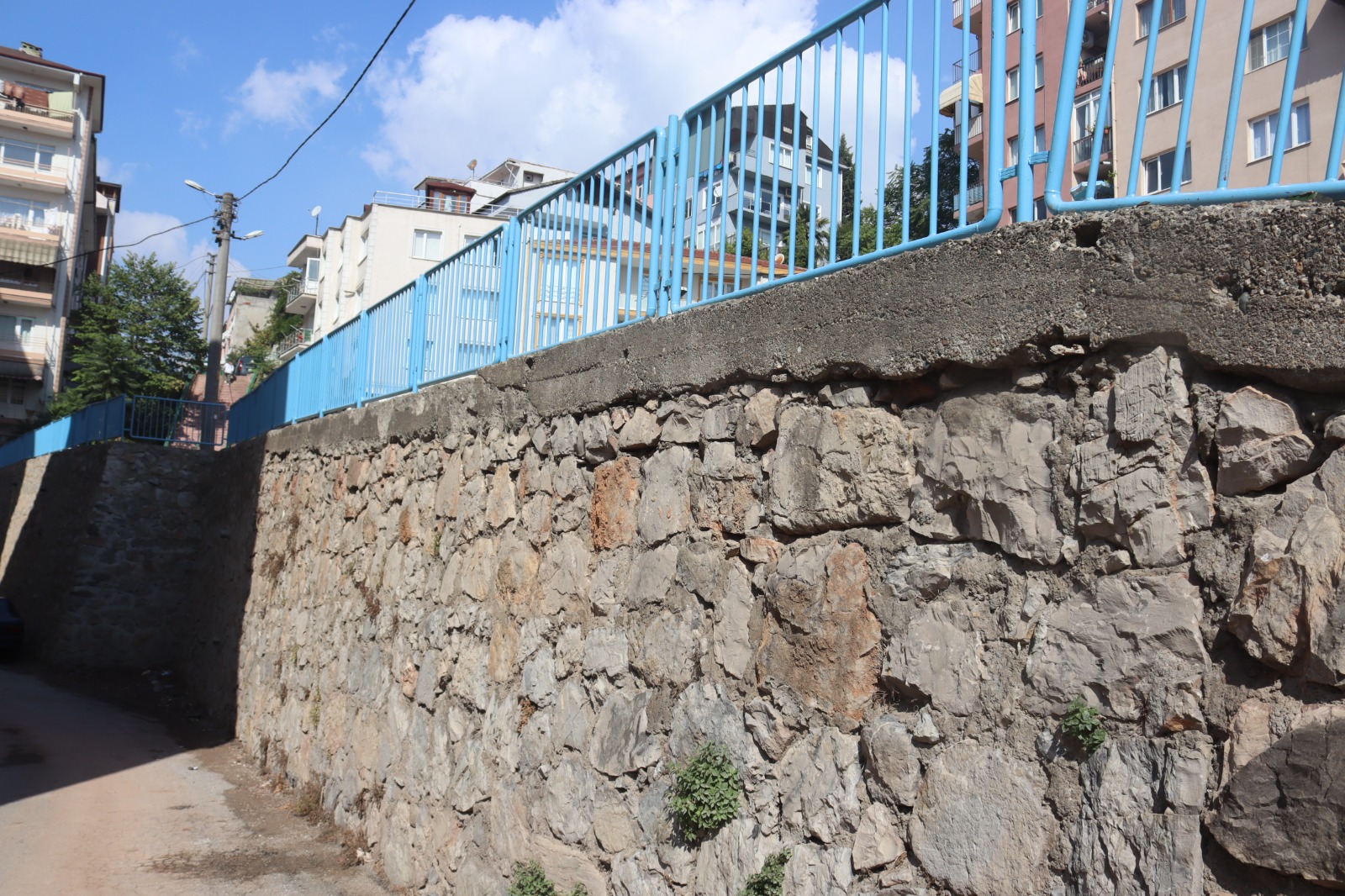 İzmit Belediyesi Zabıtan'da güvenliği sağlayan yeni duvarı tamamladı (1)