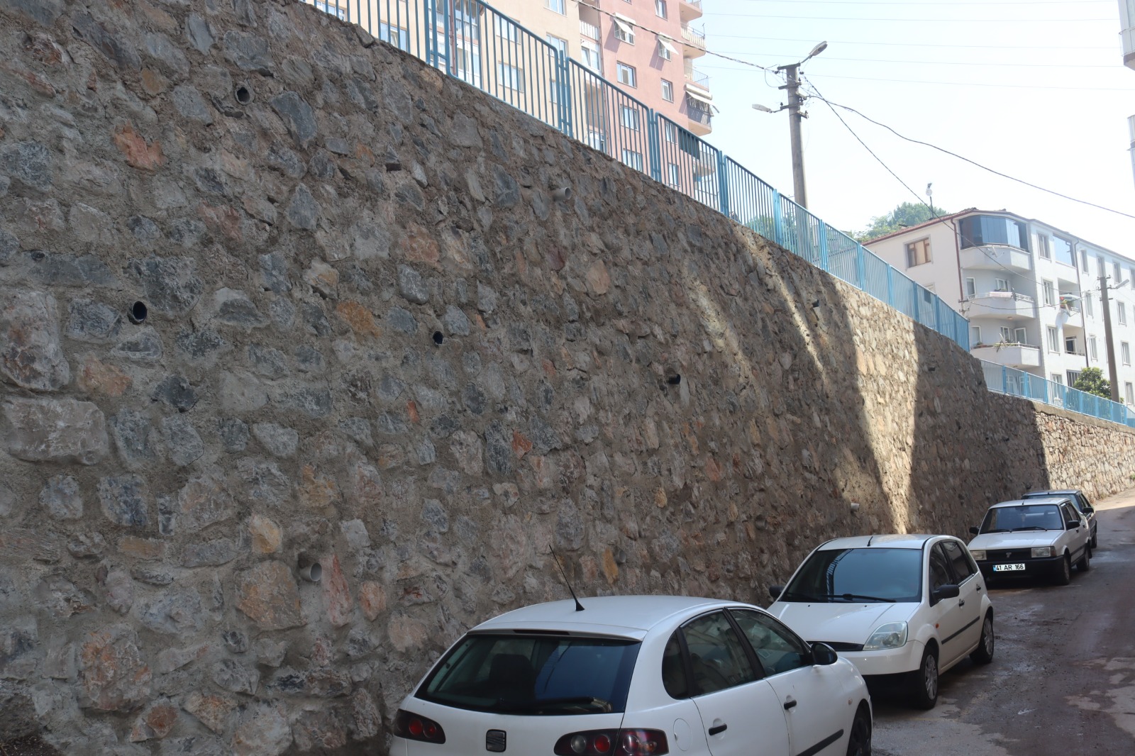 İzmit Belediyesi Zabıtan'da güvenliği sağlayan yeni duvarı tamamladı (4)