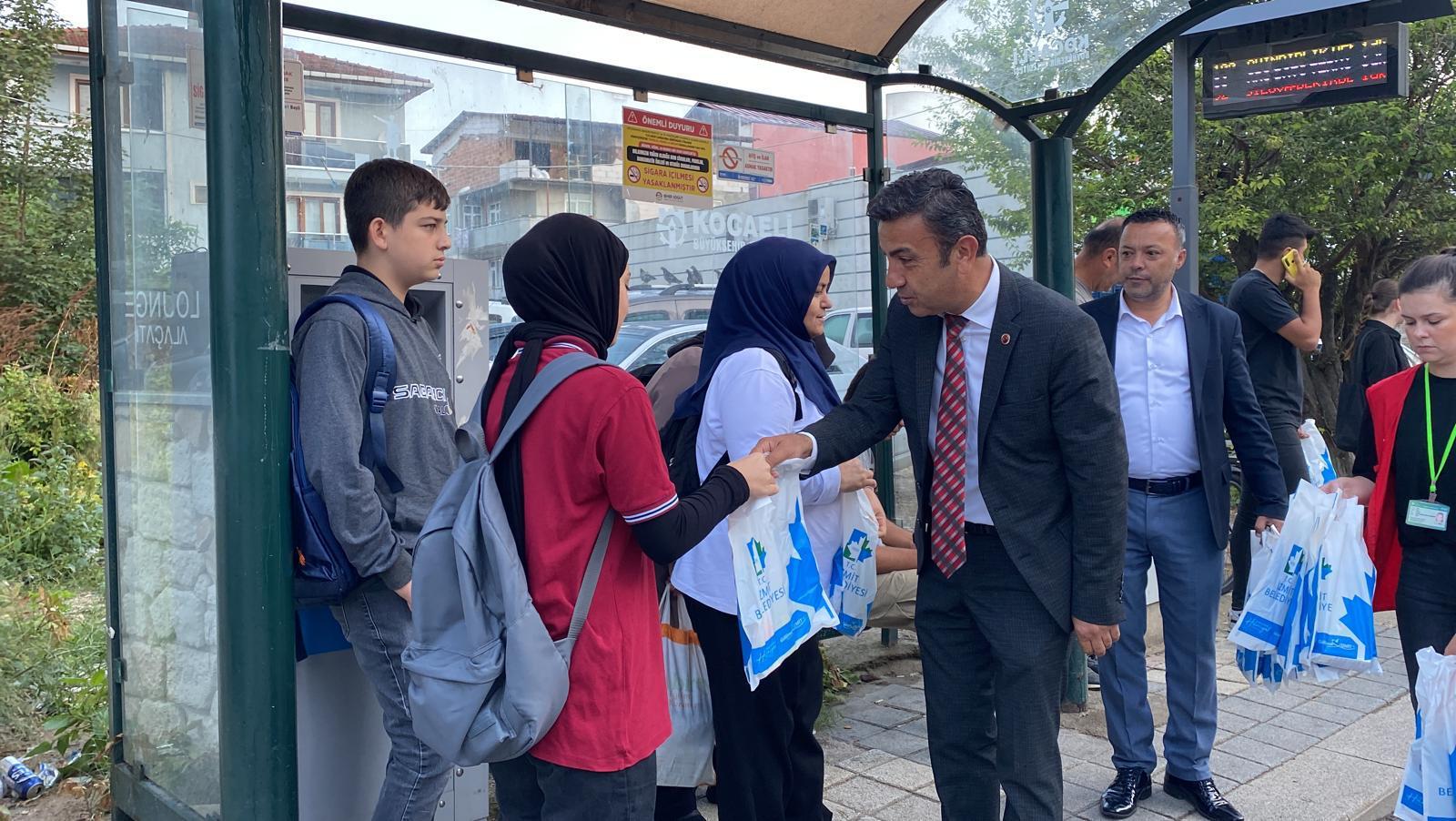 İzmit Belediyesi işçilerin ve öğrencilerin yanında olmaya devam ediyor (10)