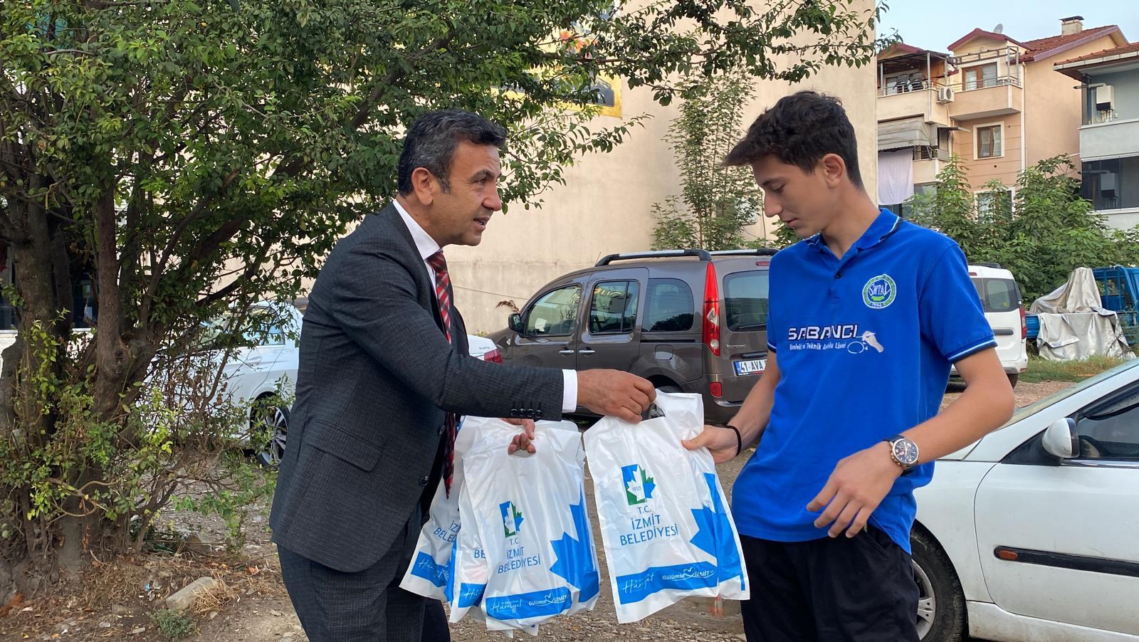 İzmit Belediyesi işçilerin ve öğrencilerin yanında olmaya devam ediyor (13)