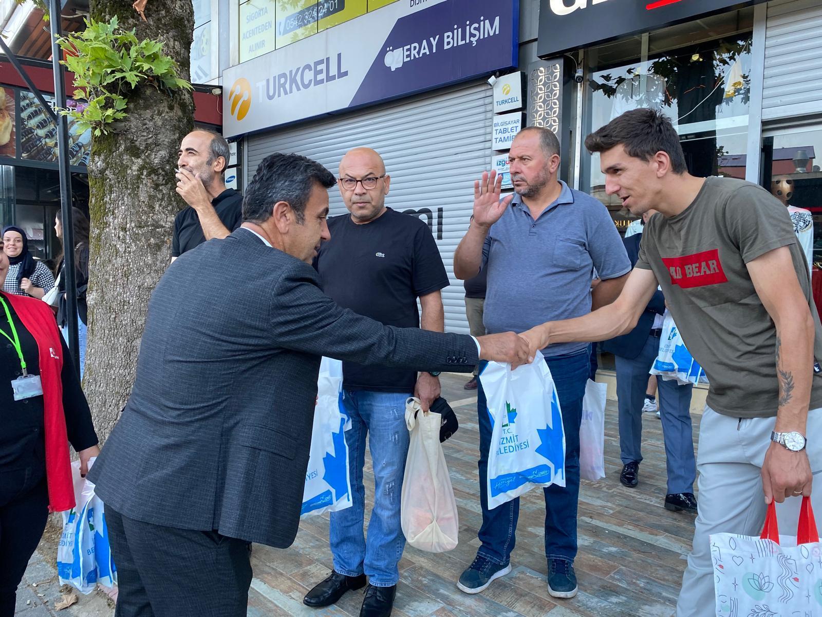 İzmit Belediyesi işçilerin ve öğrencilerin yanında olmaya devam ediyor (9)