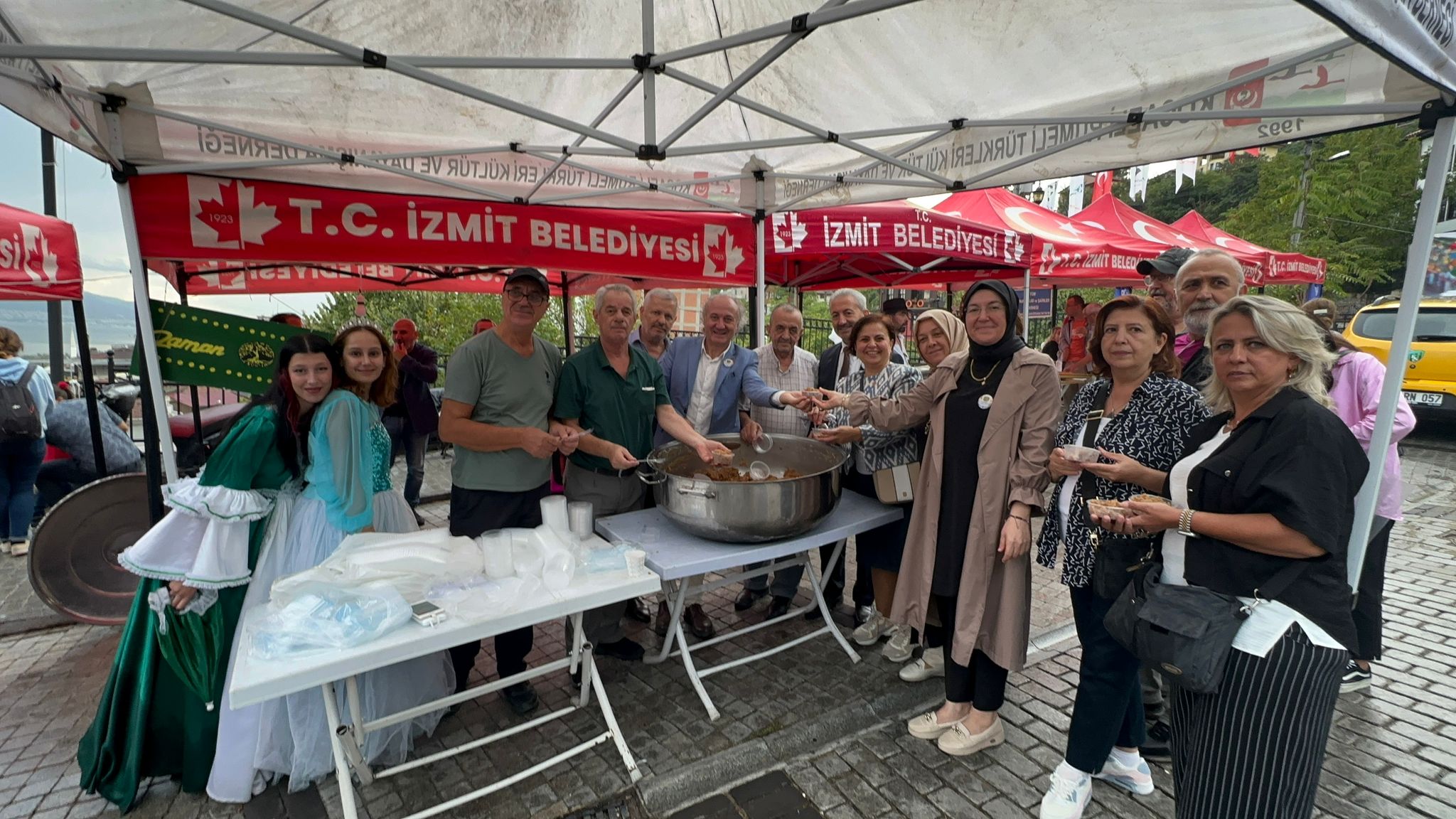 Kapanca Sokak Festivalinde vatandaslara helva ikrami (2)