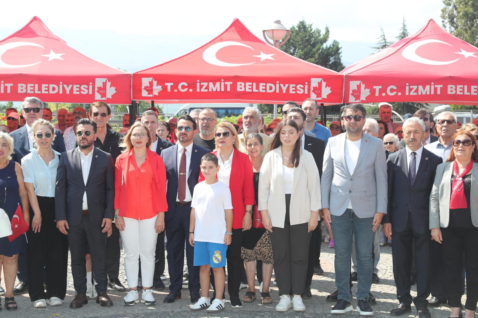 Küçük Kerem’in gururlu anı İzmit’te Zafer Bayramı coşkusu başladı (9)