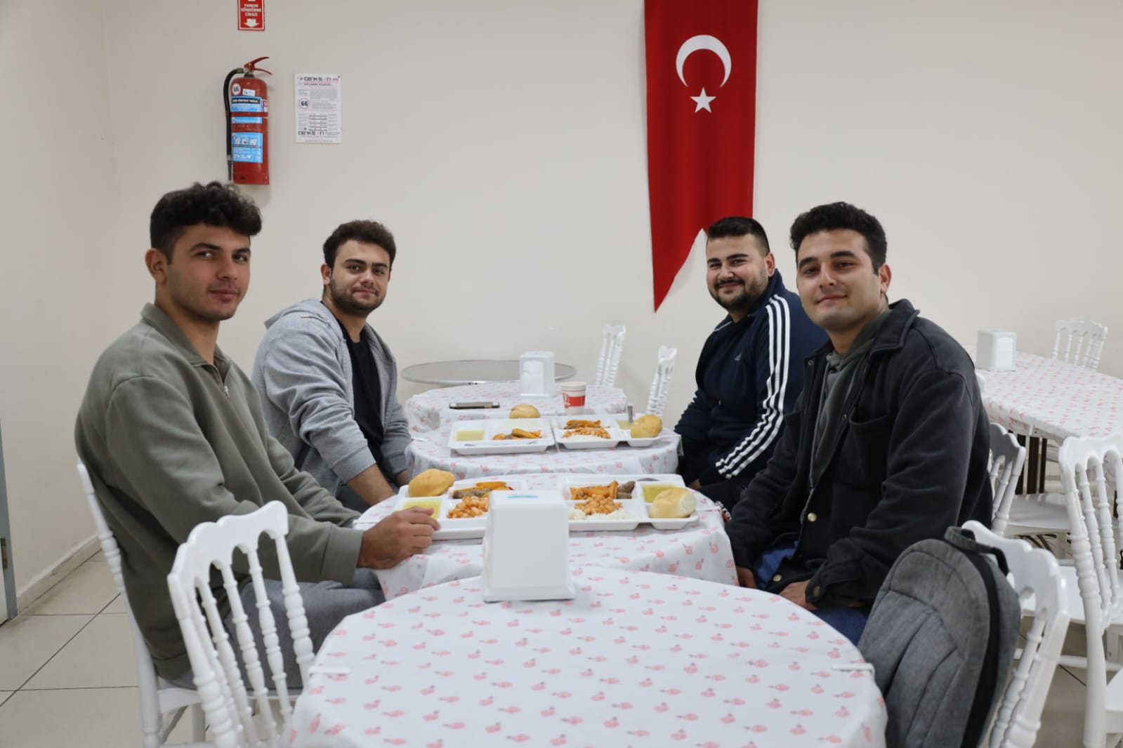 Üniversitelilere ücretsiz sicak yemek hizmeti _Anne Eli_ bu aksam hizmete basladi (1)