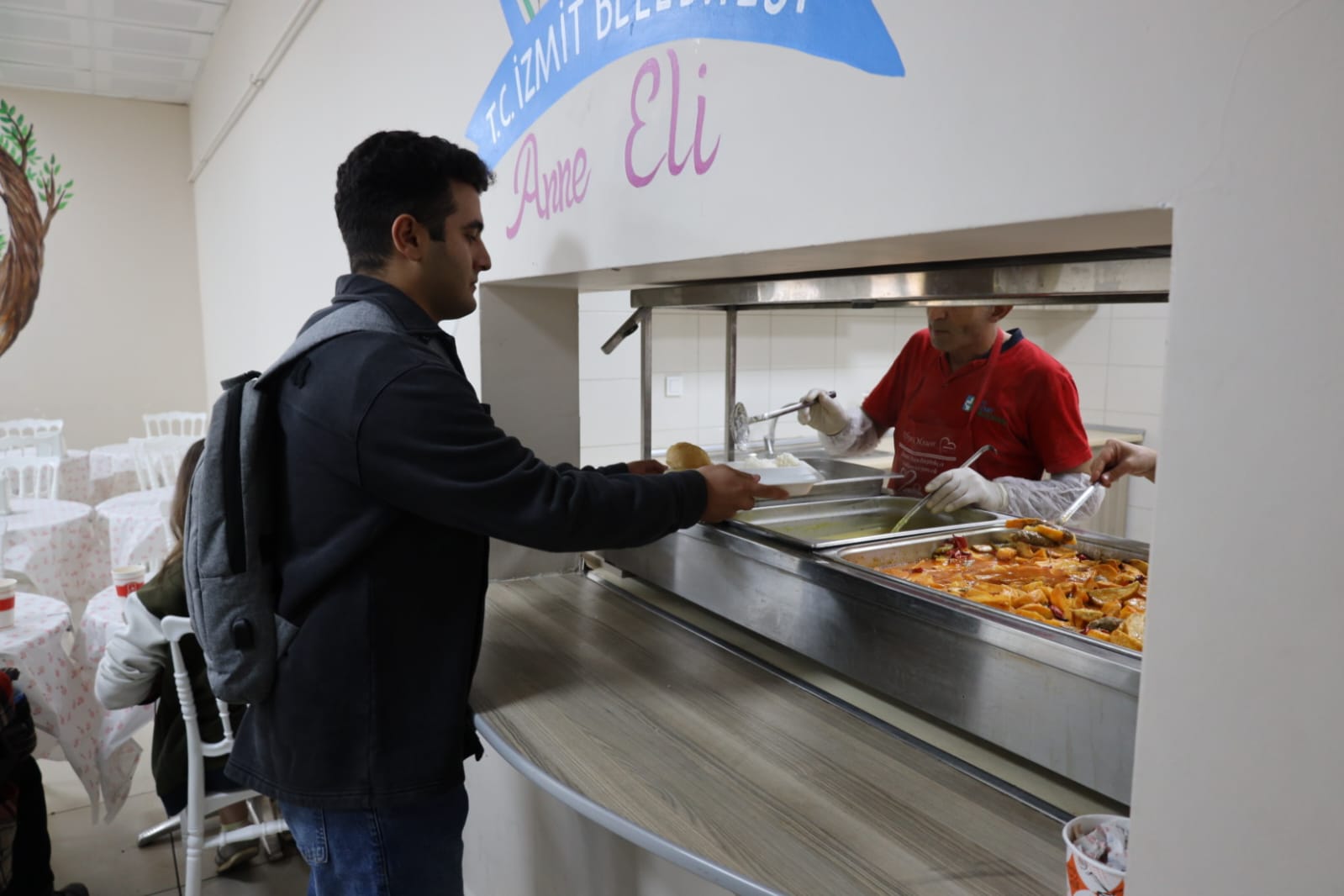 Üniversitelilere ücretsiz sicak yemek hizmeti _Anne Eli_ bu aksam hizmete basladi (3)