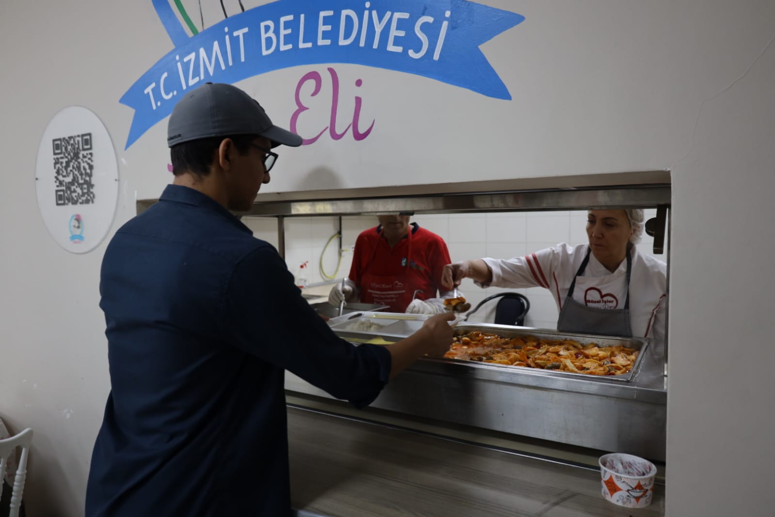 Üniversitelilere ücretsiz sicak yemek hizmeti _Anne Eli_ bu aksam hizmete basladi (4)
