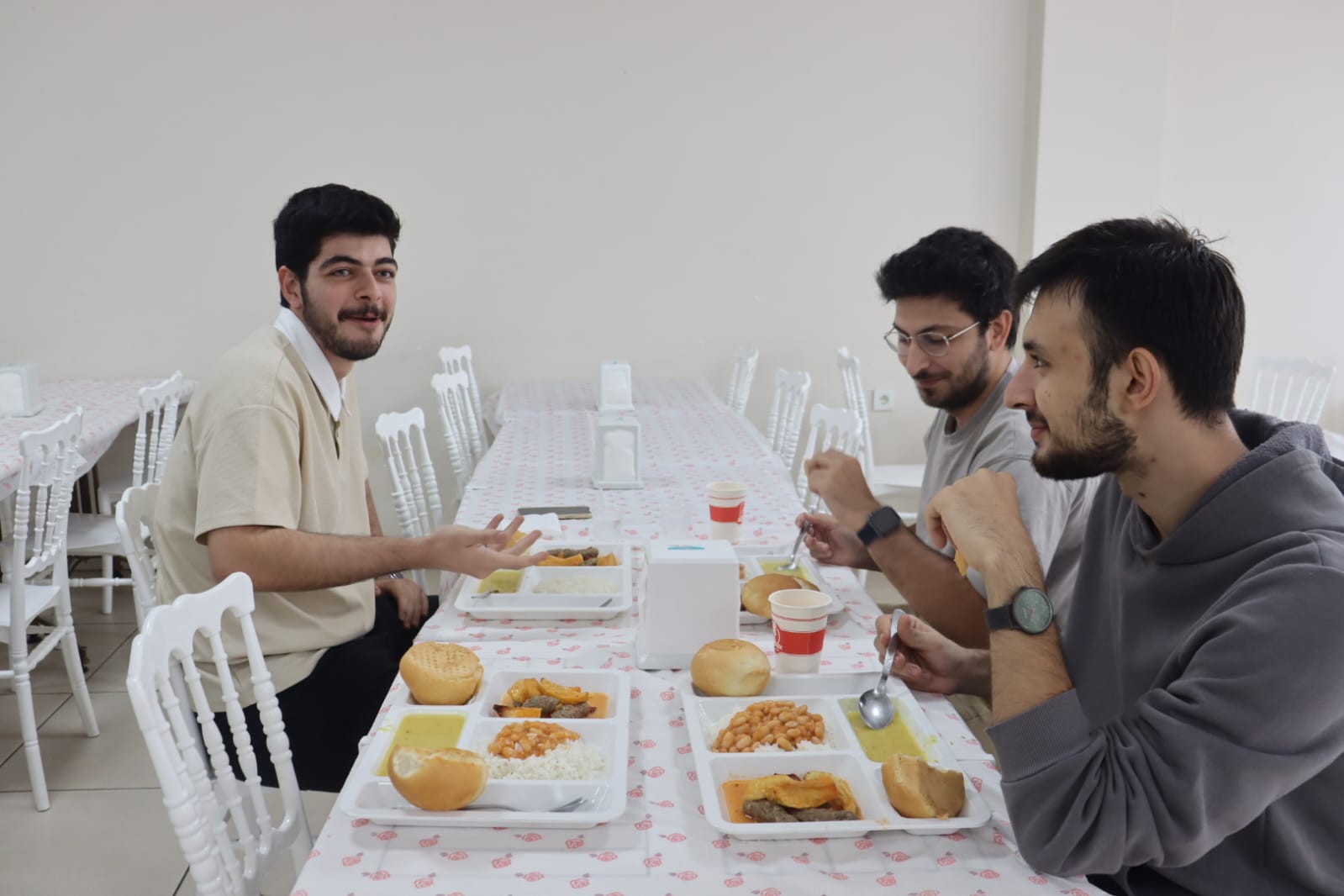 Üniversitelilere ücretsiz sicak yemek hizmeti _Anne Eli_ bu aksam hizmete basladi (5)