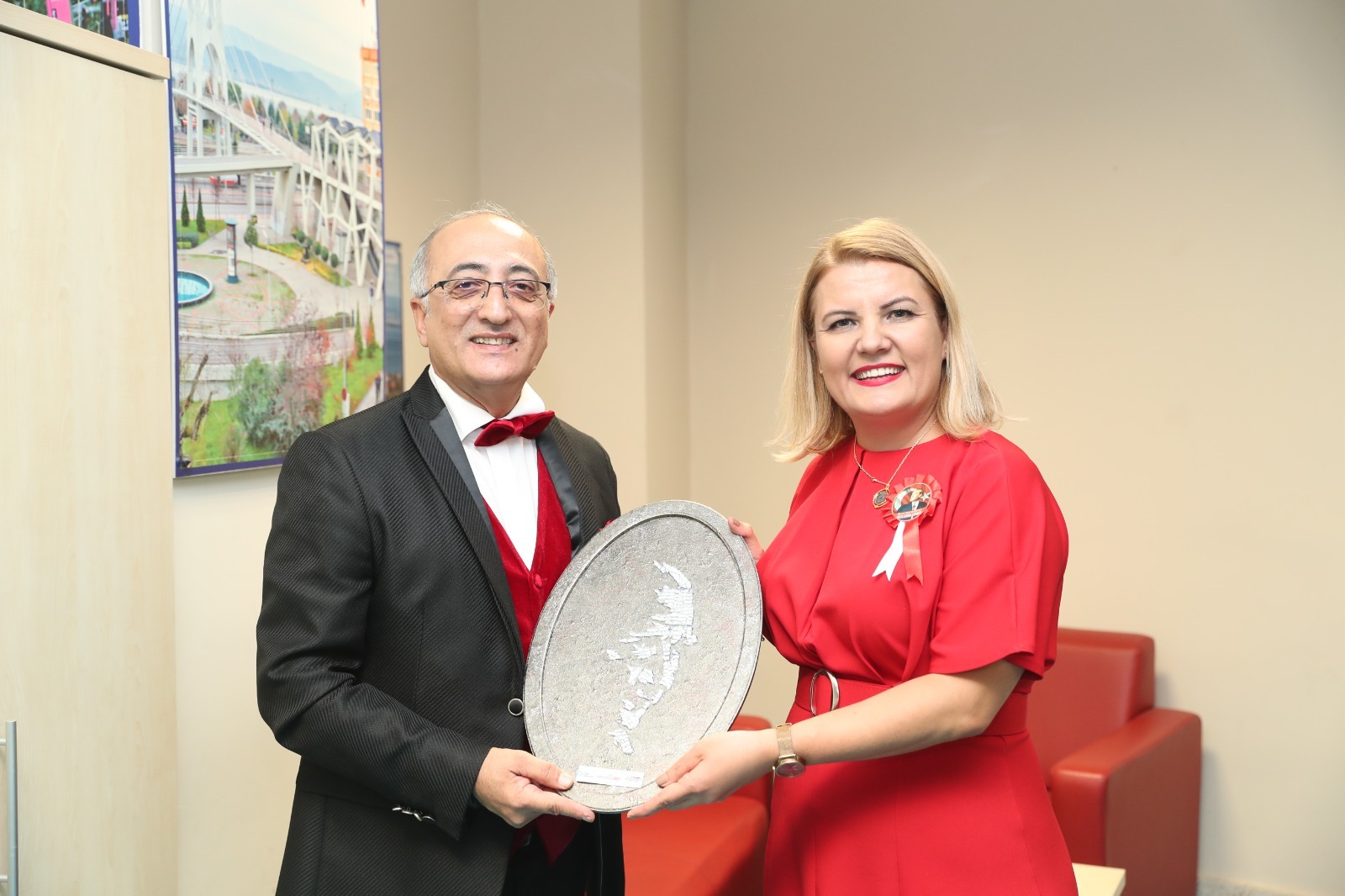 Hürriyet Sef Erbil Aydina hediye takdiminde bulunurken