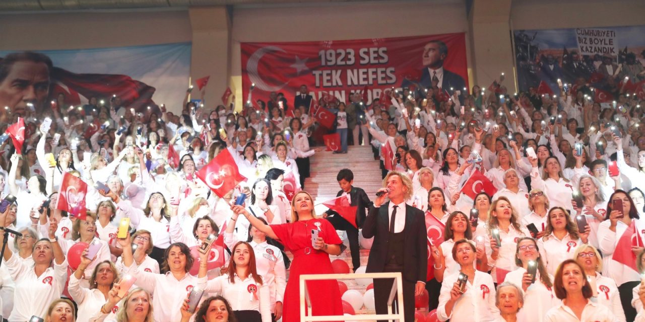 HÜRRİYET, HİÇBİR ÜCRET ALMADAN KONSER VEREREK CUMHURİYET COŞKUSUNU TAÇLANDIRAN SONER ARICA’YA TEŞEKKÜR ETTİ