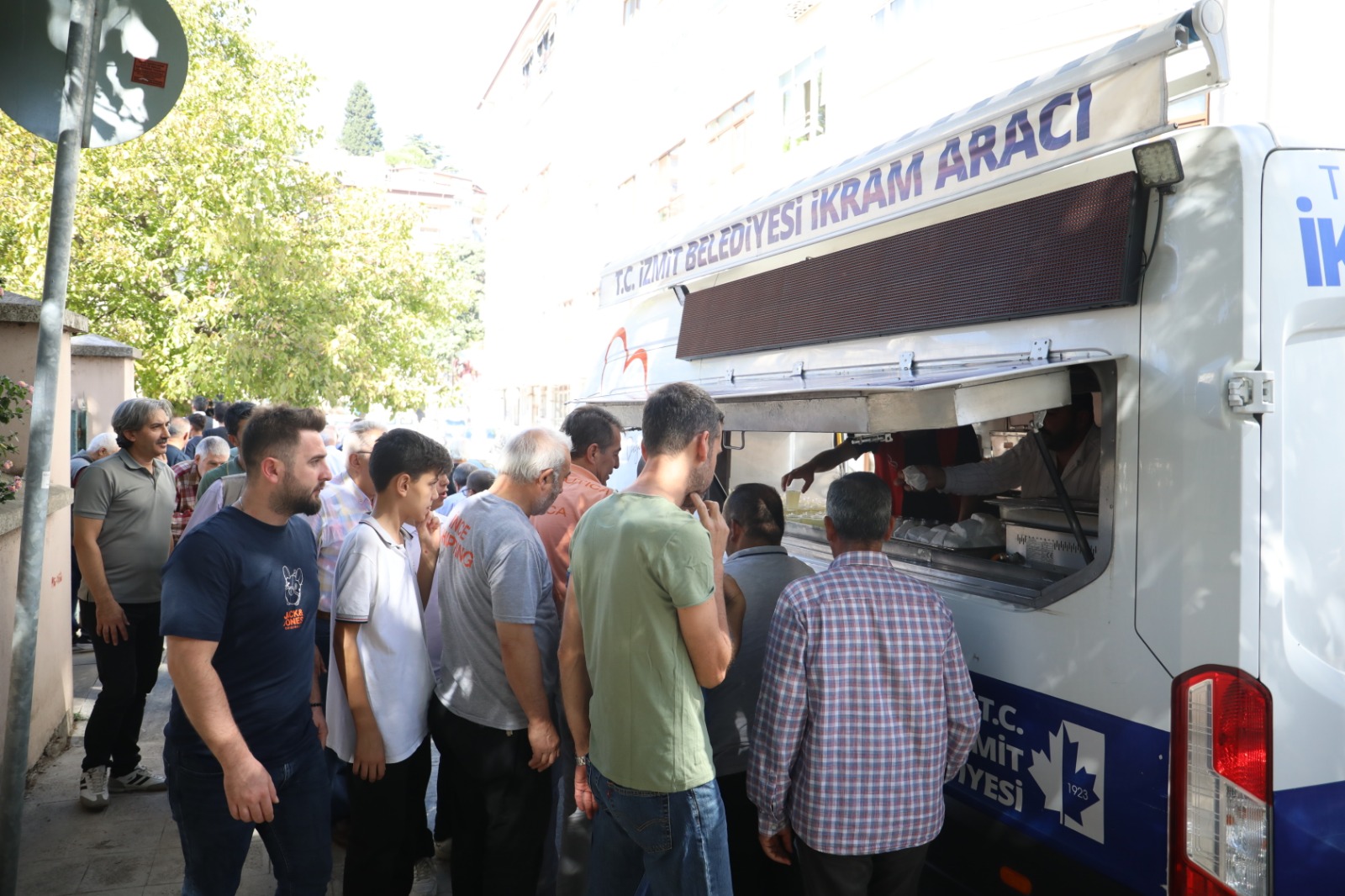 İzmit Belediyesi, Cuma Namazı sonrası İmaret Cami Cemaati ile buluştu (3)