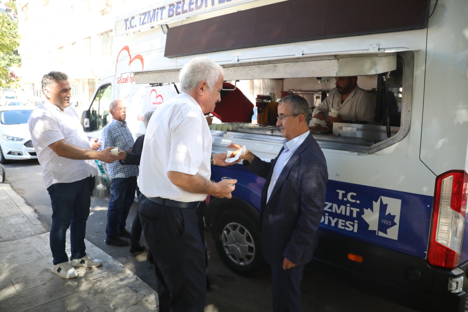 İzmit Belediyesi, Cuma Namazı sonrası İmaret Cami Cemaati ile buluştu (8)