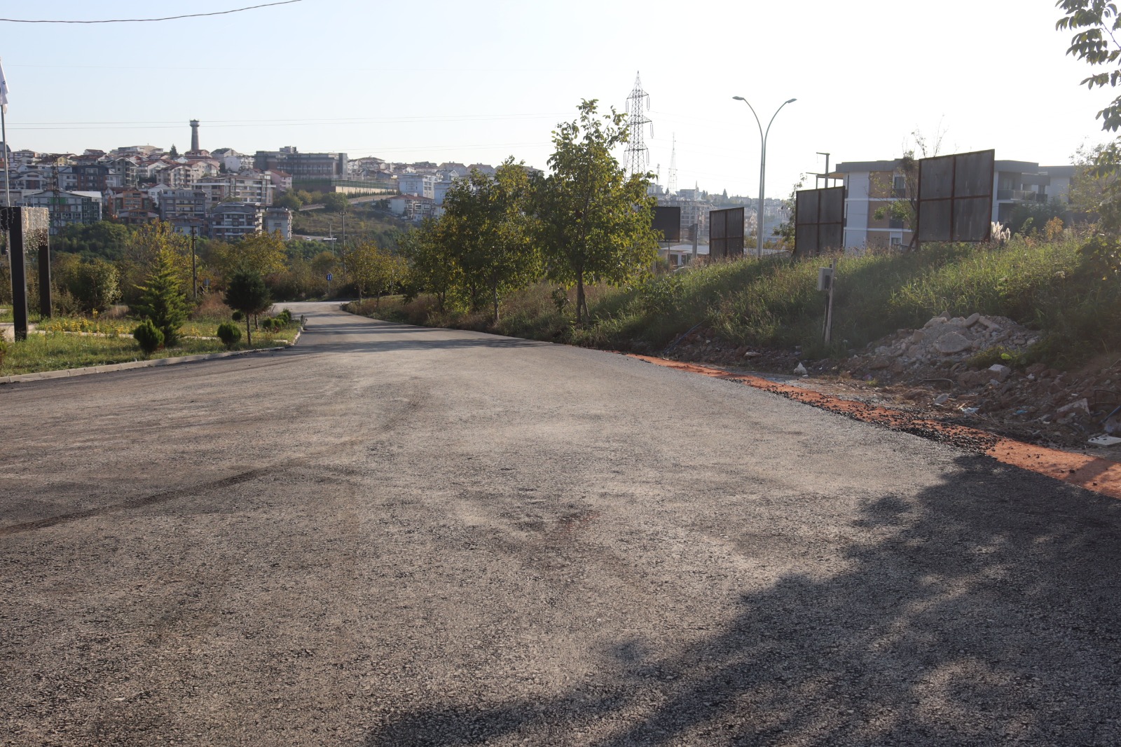 İzmit Belediyesi Kabaoğlu'ndaki sokakları tek tek çamurdan kurtarıyor (4)