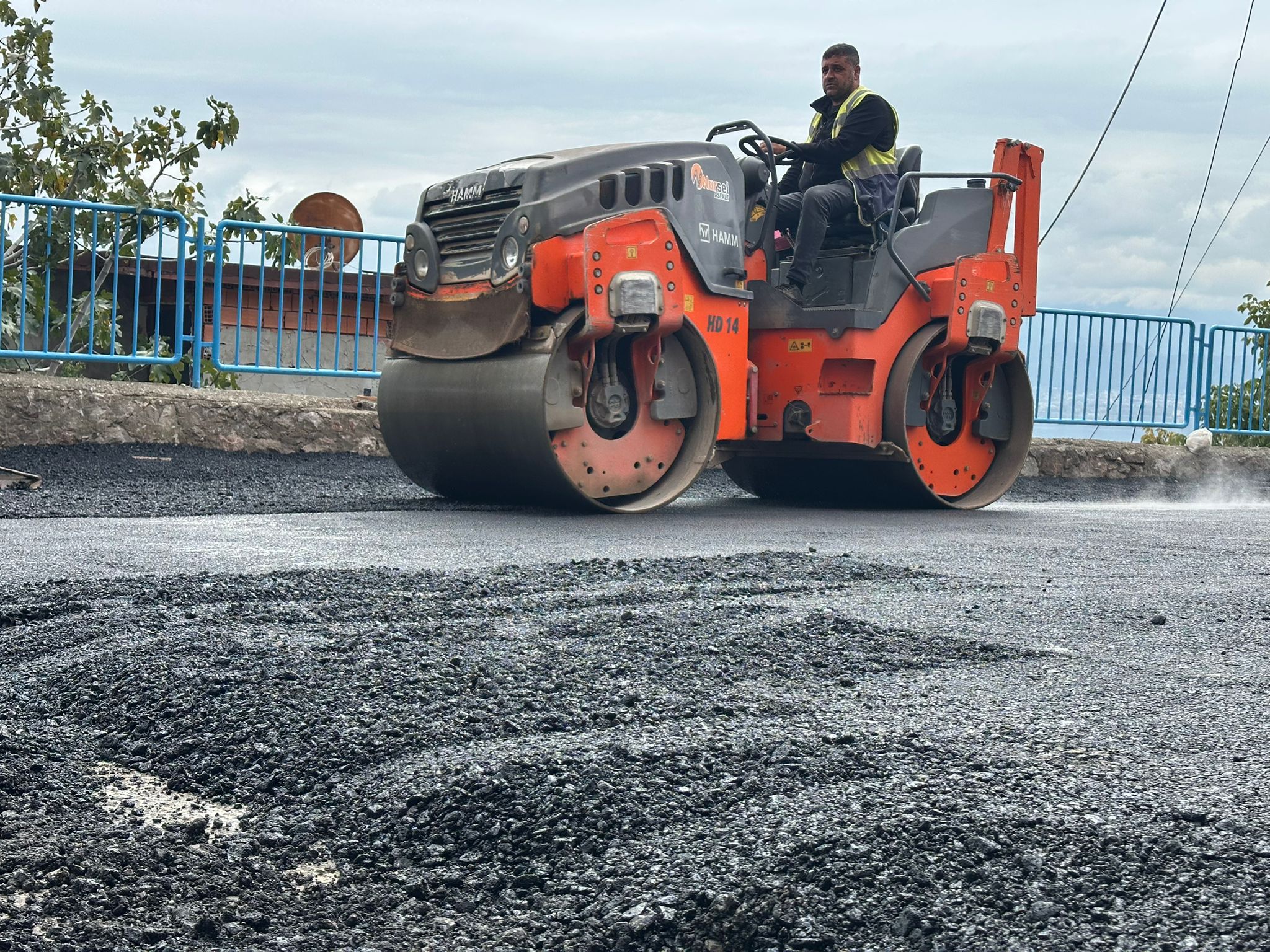 Izmit Belediyesinden Gültepe'de asfalt mesaisi (3)