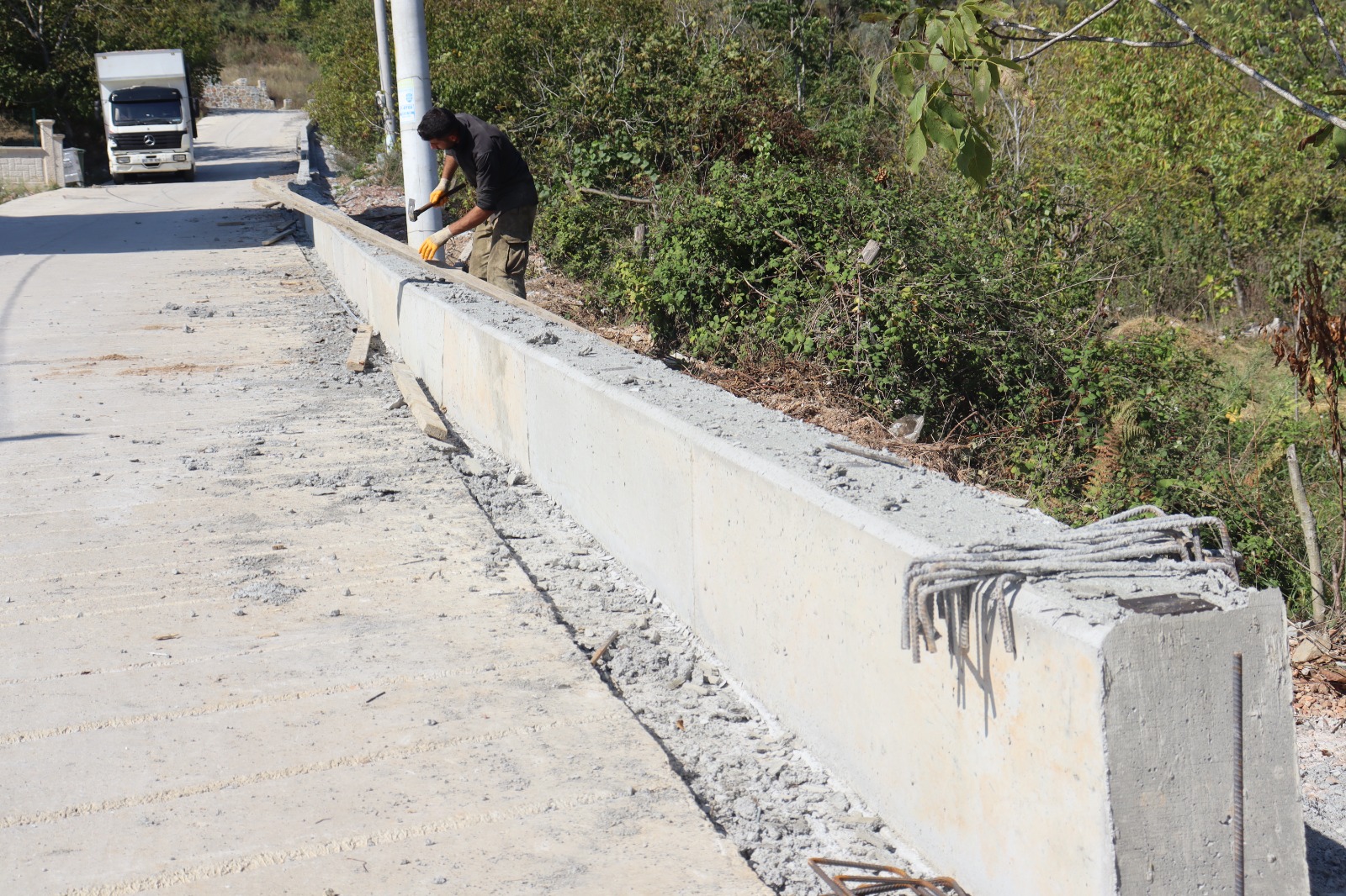 İzmit Belediyesinden Gündoğdu’ya beton parapet (1)