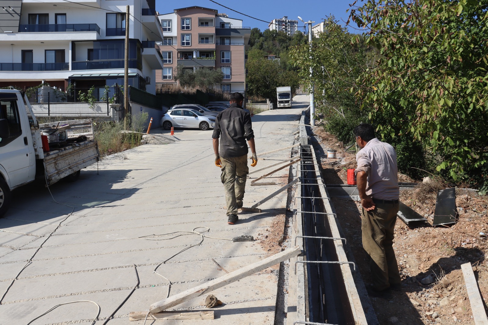 İzmit Belediyesinden Gündoğdu’ya beton parapet (4)