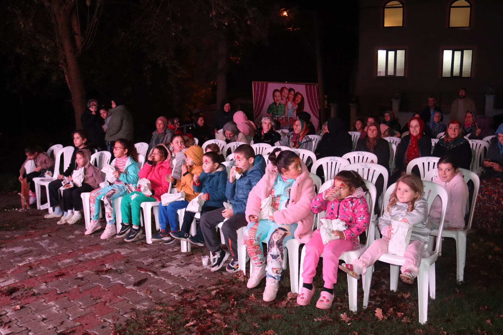 `Renkli Perde Çocuk Sinema Geceleri' Süverlerde devam etti (1)
