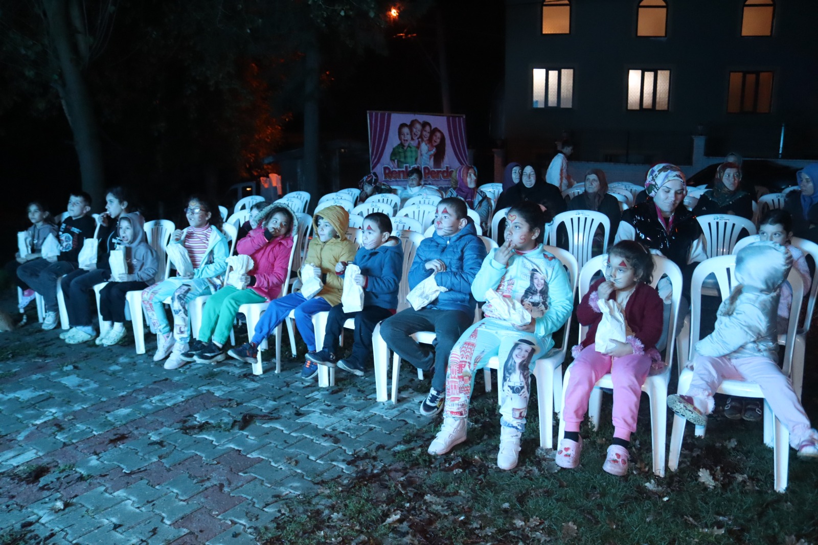 `Renkli Perde Çocuk Sinema Geceleri' Süverlerde devam etti (7)
