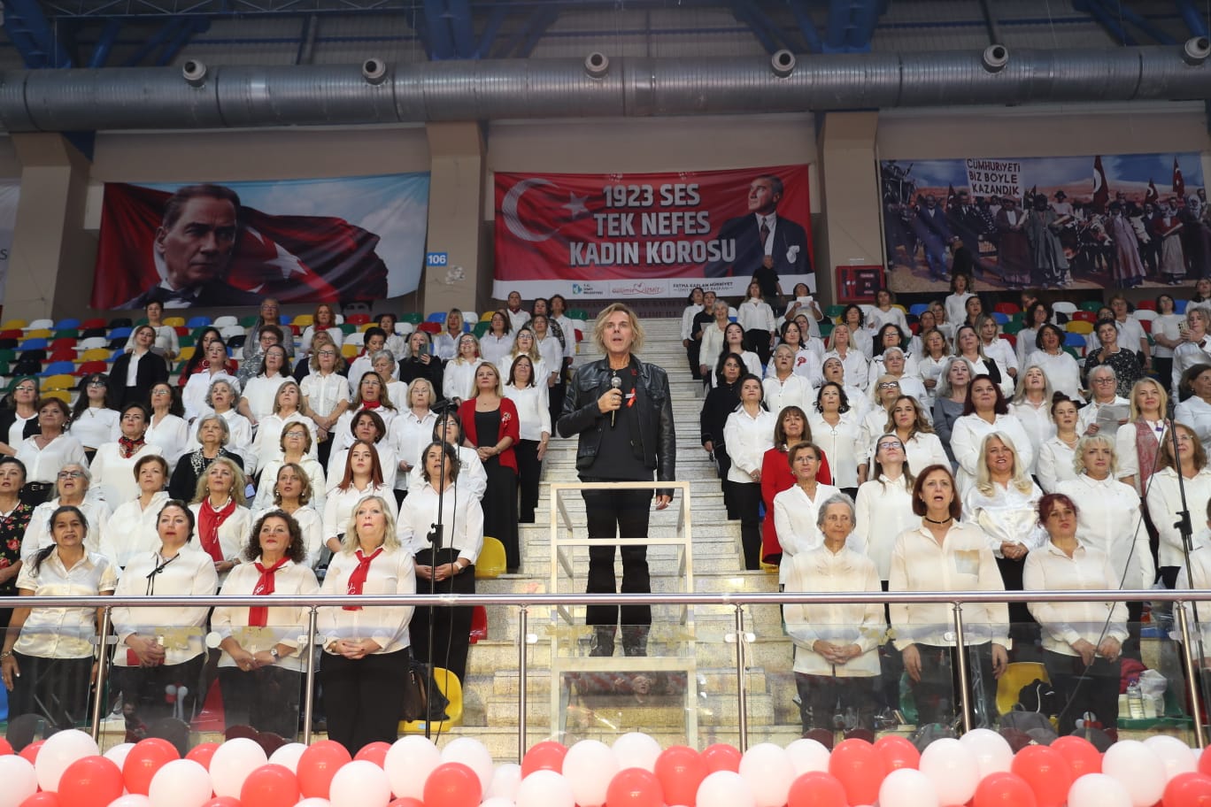 Soner Arıca 1923 Kadın Korosu konseri için İzmit’e geldi (3)