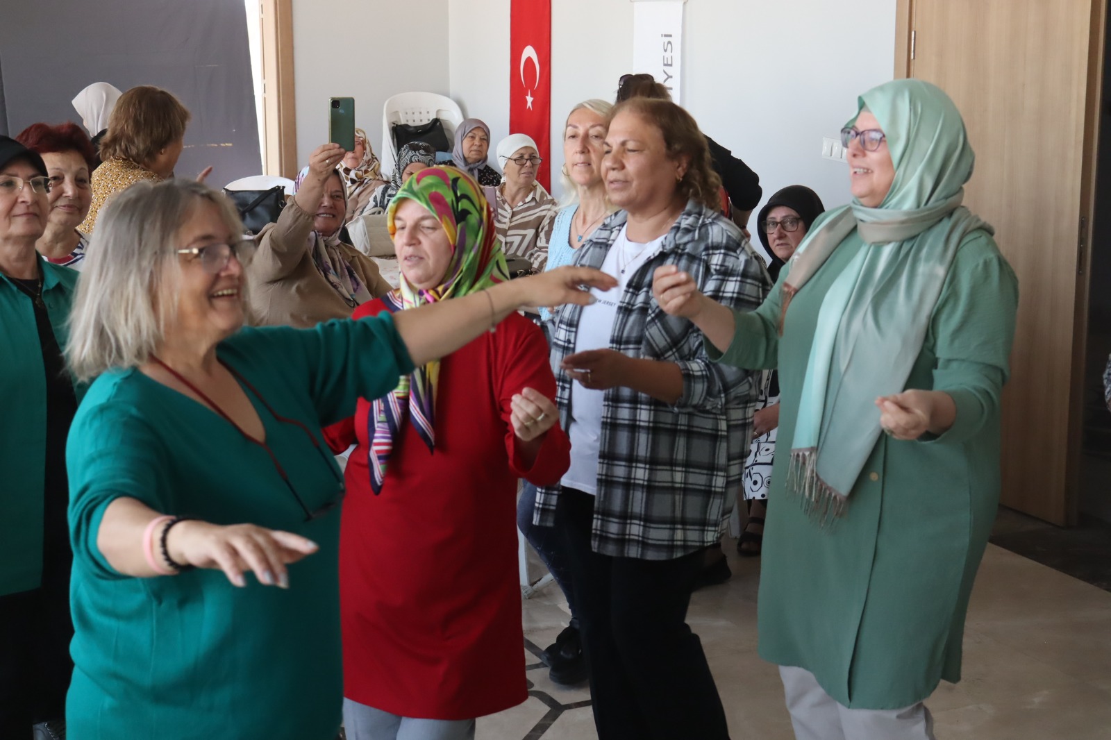Yaşlı bireyler kendi günlerinde doyasıya eğlendi (2)