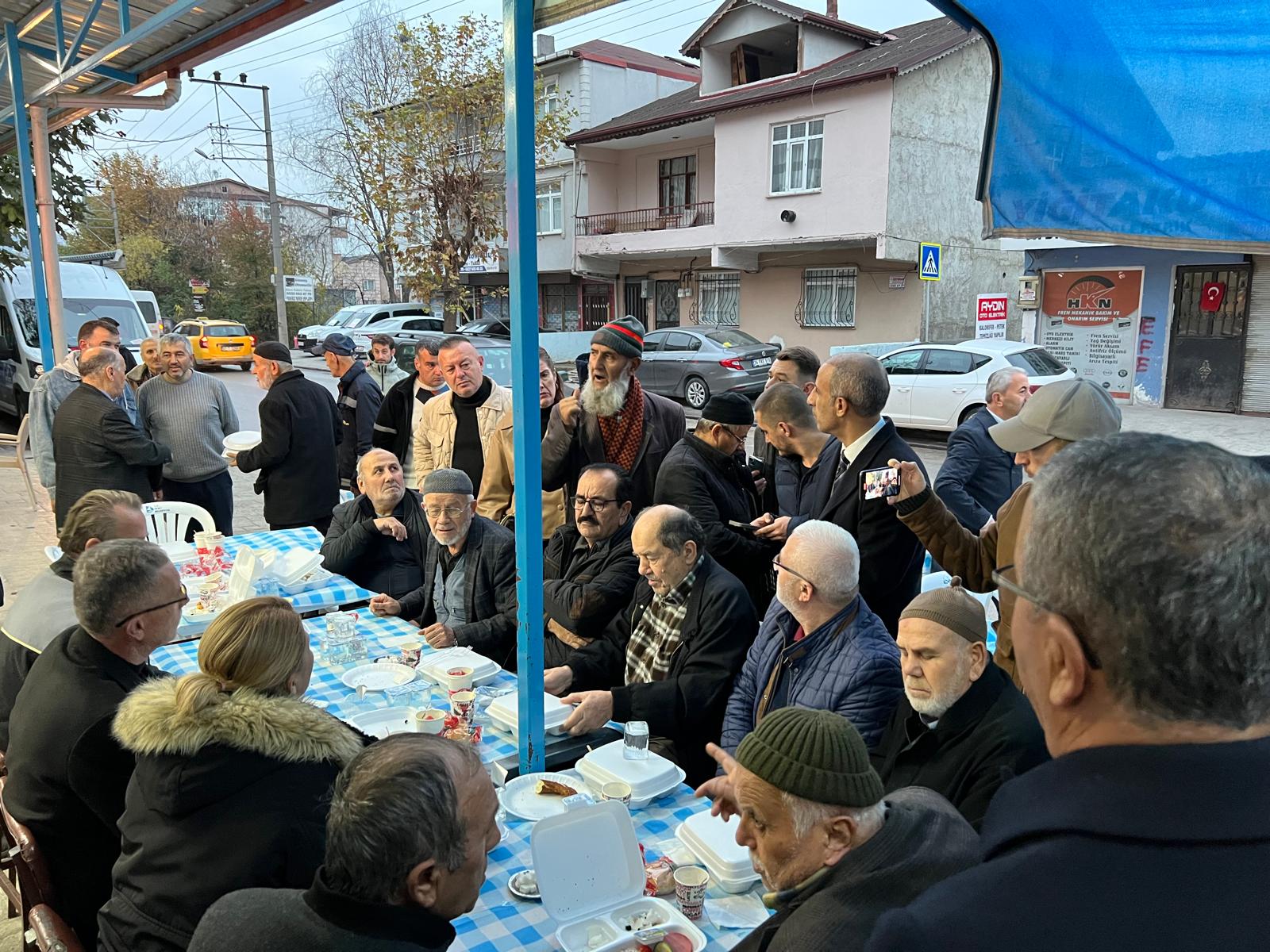Başkan Hürriyet, sabah namazı sonrası Selvili Cami cemaatiyle buluştu (3)