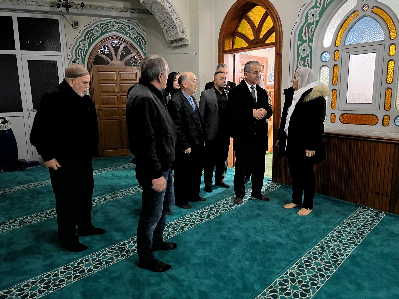 Başkan Hürriyet, sabah namazı sonrası Selvili Cami cemaatiyle buluştu (5)