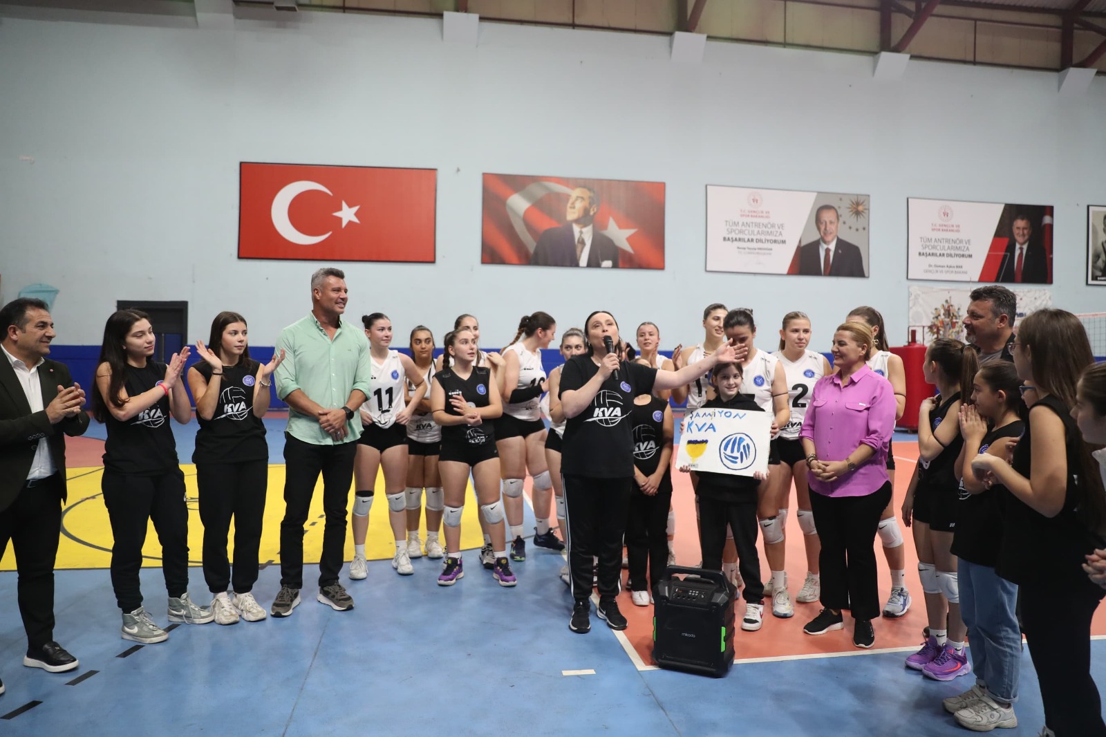 Baskan Hürriyet ve Saran Kocaeli Voleybol Maçini birlikte izledi (1)