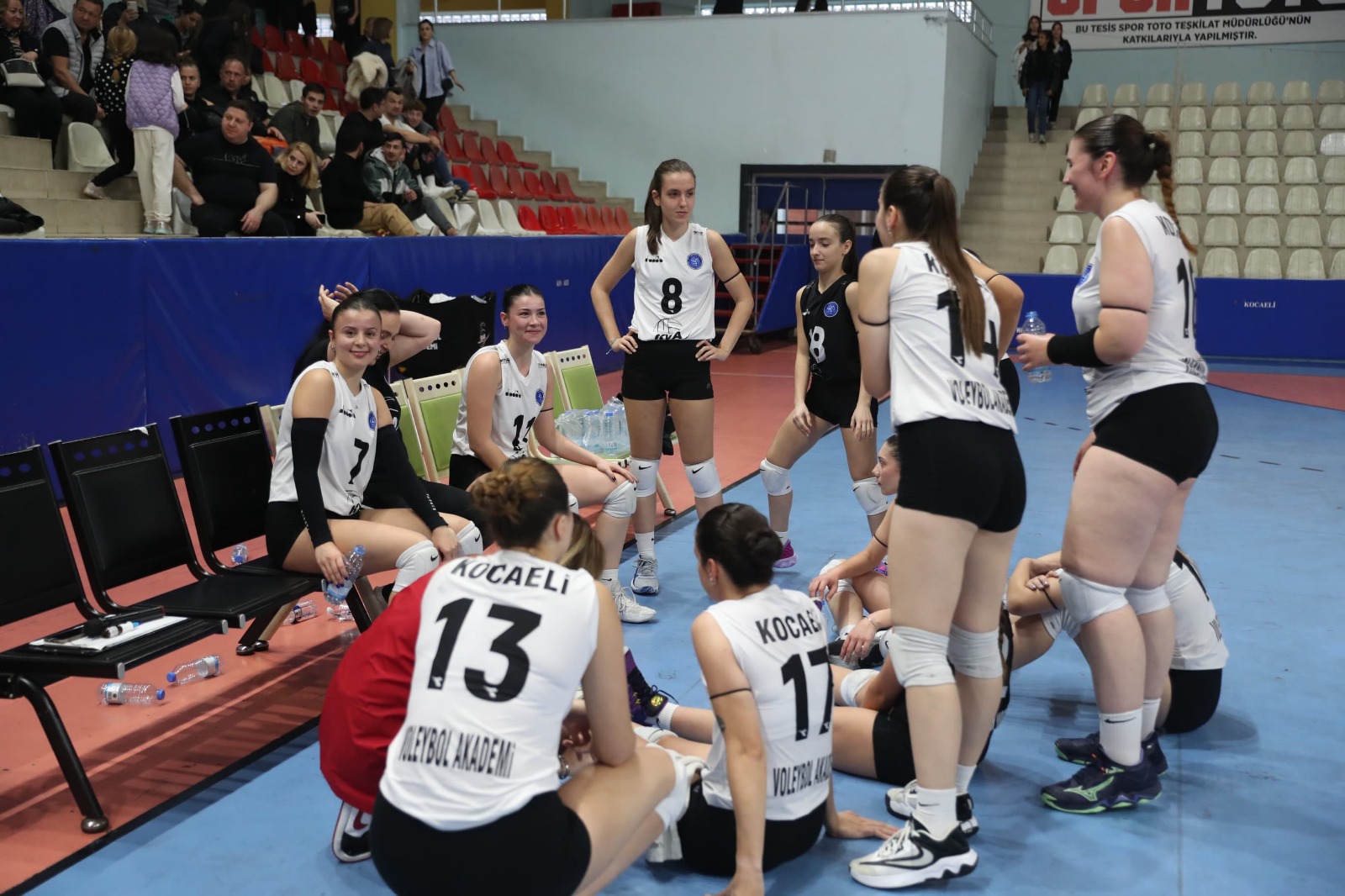 Baskan Hürriyet ve Saran Kocaeli Voleybol Maçini birlikte izledi (10)