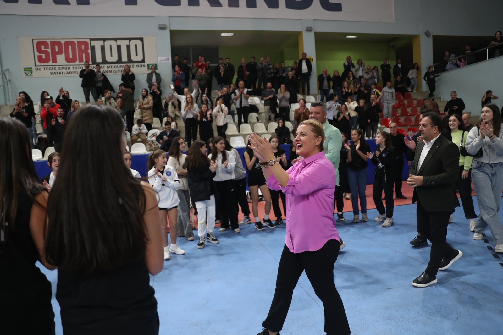 Baskan Hürriyet ve Saran Kocaeli Voleybol Maçini birlikte izledi (11)