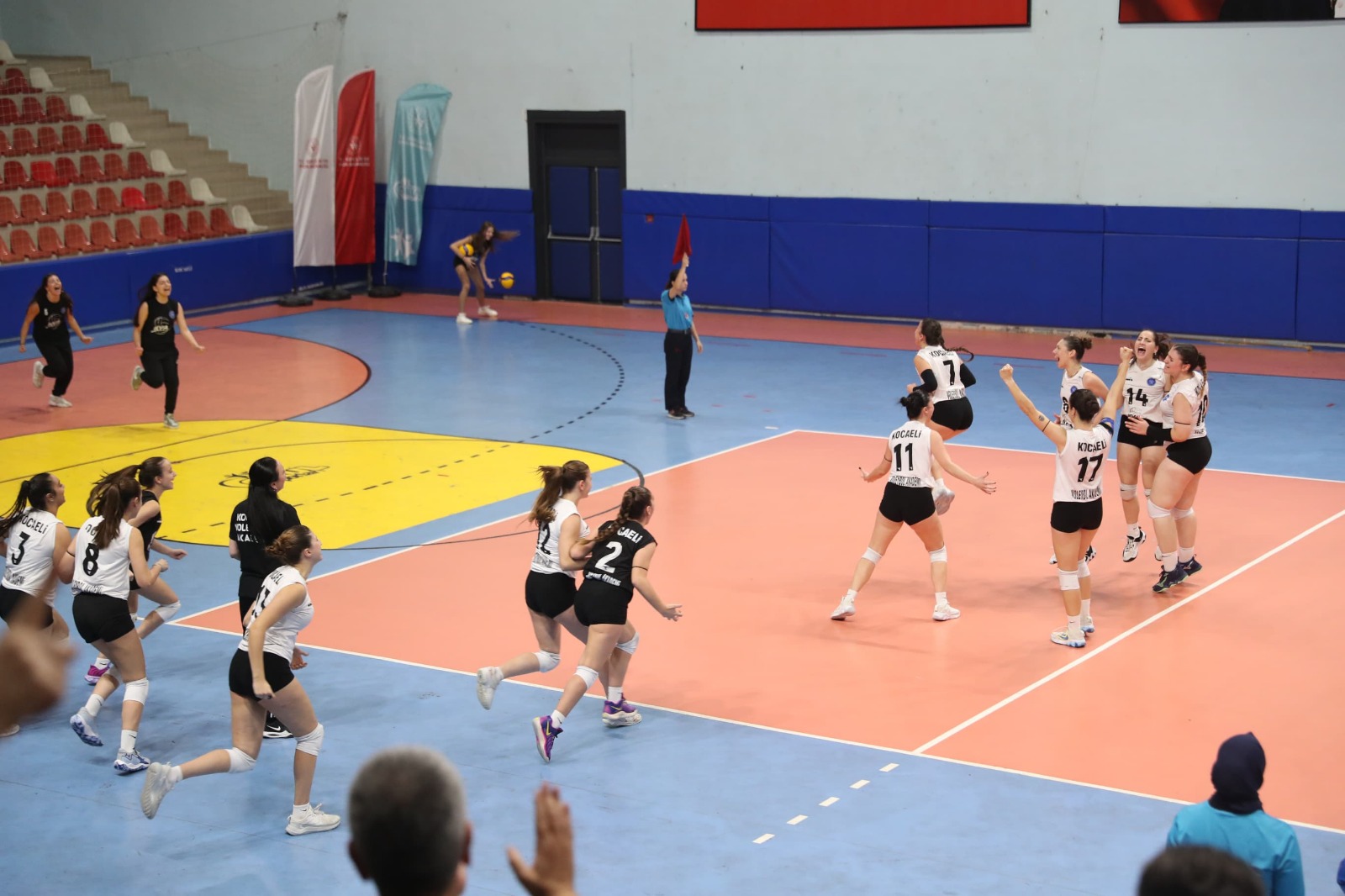 Baskan Hürriyet ve Saran Kocaeli Voleybol Maçini birlikte izledi (12)