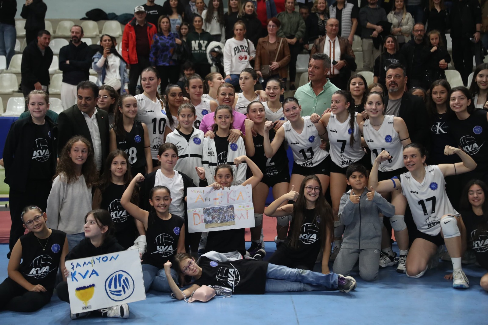 Baskan Hürriyet ve Saran Kocaeli Voleybol Maçini birlikte izledi (13)
