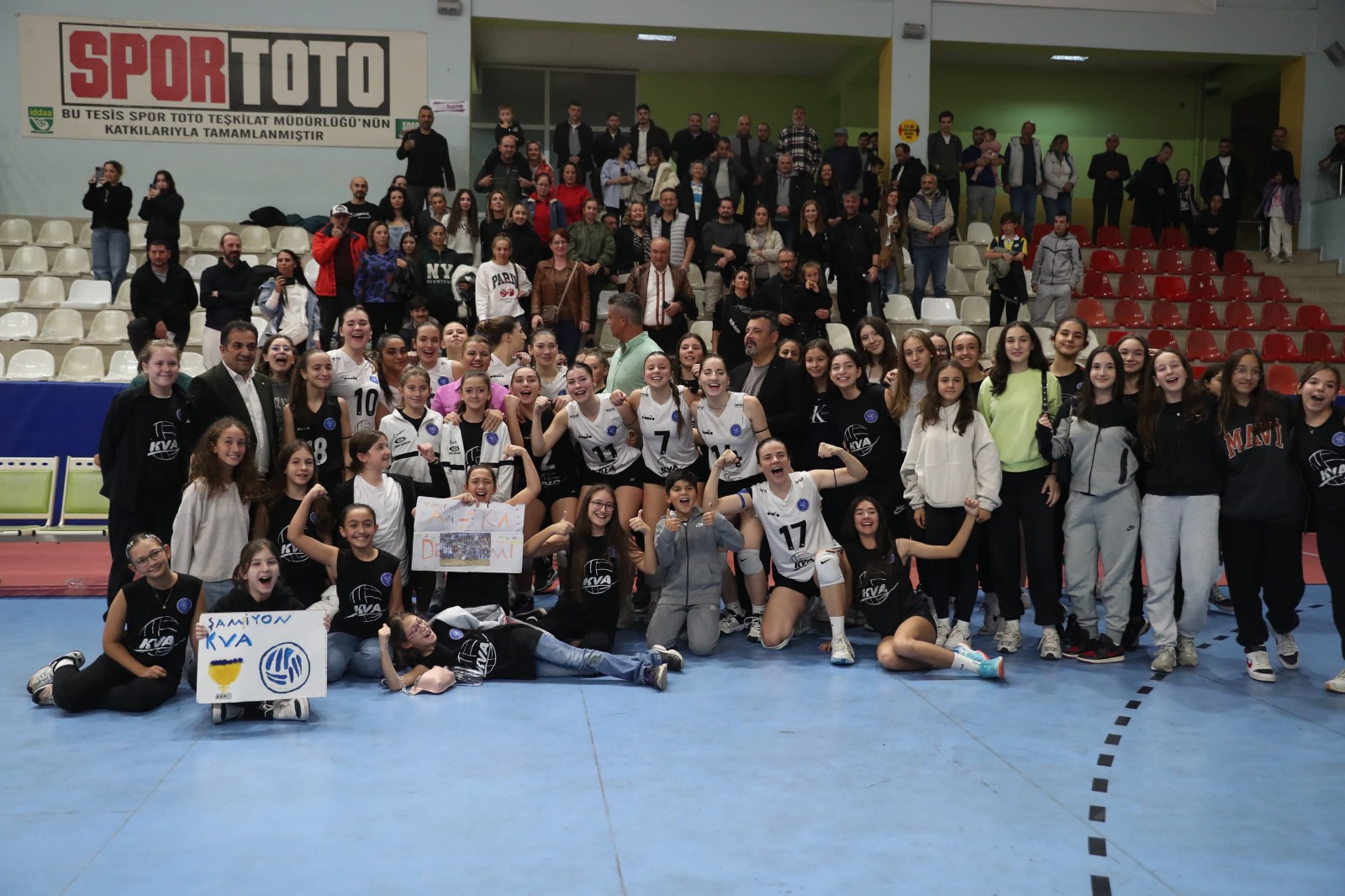 Baskan Hürriyet ve Saran Kocaeli Voleybol Maçini birlikte izledi (14)